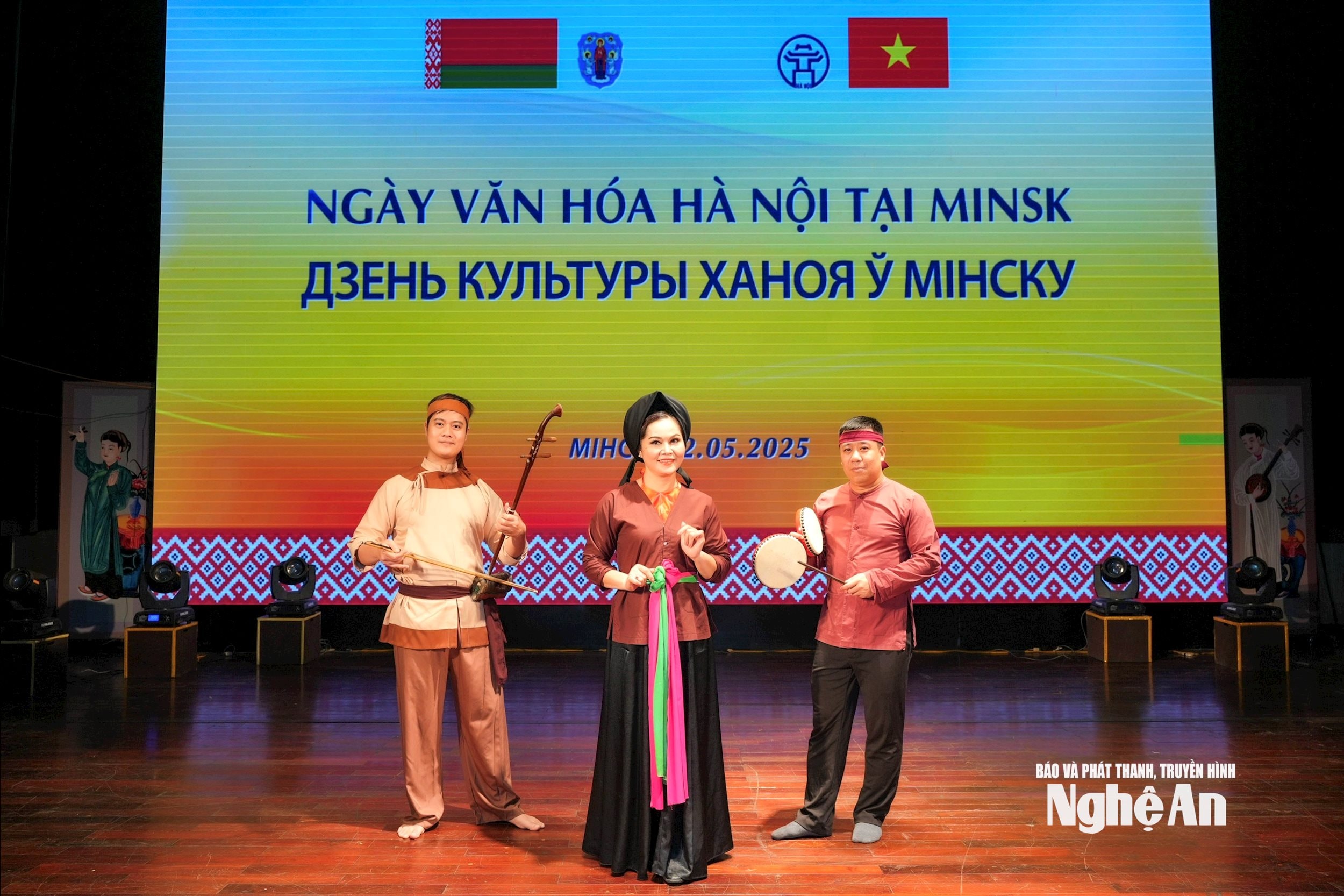NSND Thanh Loan biểu diễn ở Ngày hội văn hóa Hà Nội tại Mínk. Ảnh NVCC