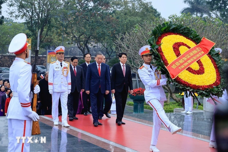 lanh-dao-dang-nha-nuoc-dat-vong-hoa-tuong-niem-cac-anh-hung-liet-sy-2.jpg