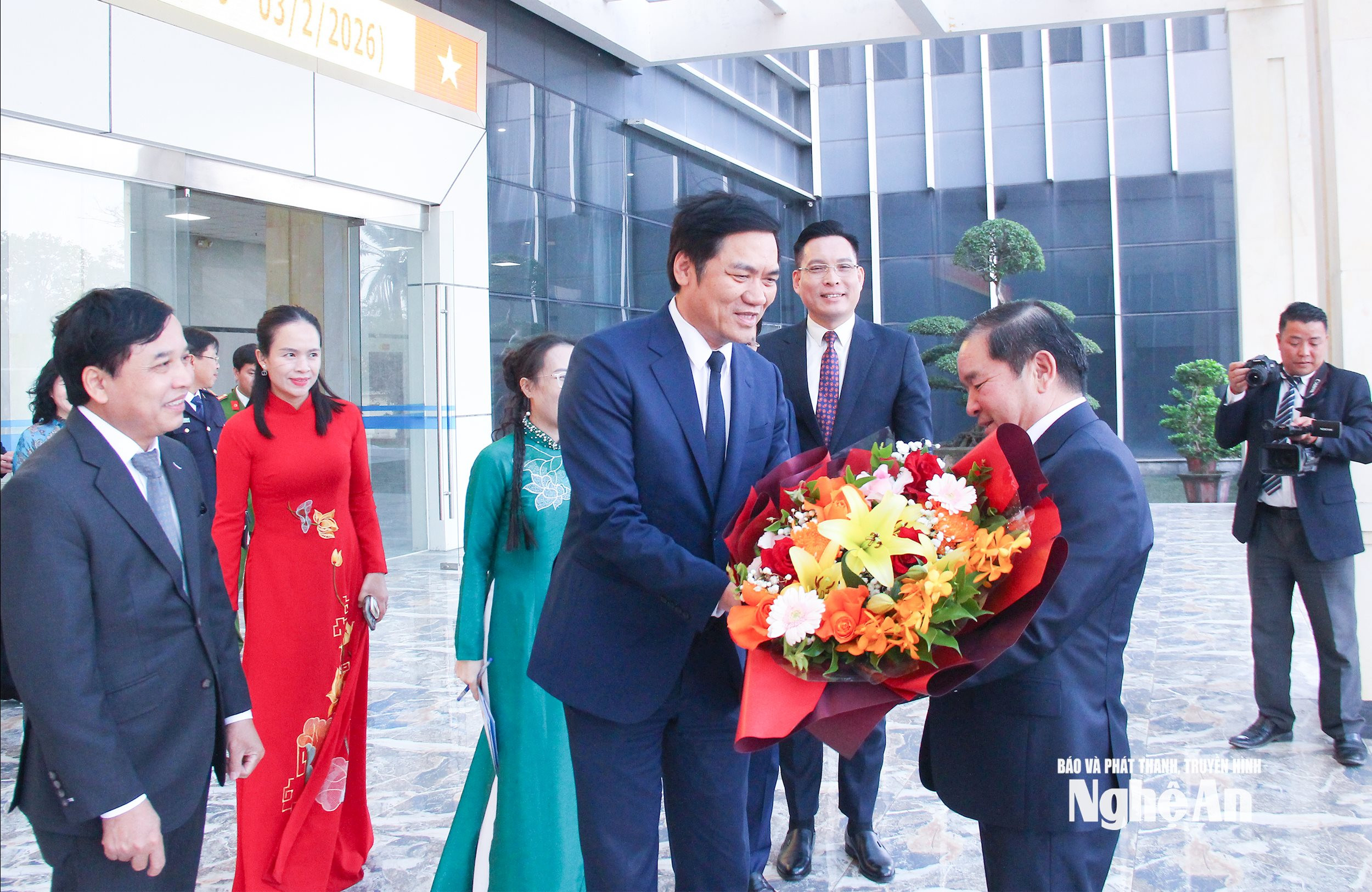 Đồng chí Hoàng Nghĩa Hiếu tiếp đón đoàn các tỉnh Sa Vẳn Na Khẹt, Khăm Muộn, Xiêng Khoảng, nước bạn Lào chúc Tết tỉnh Nghệ An