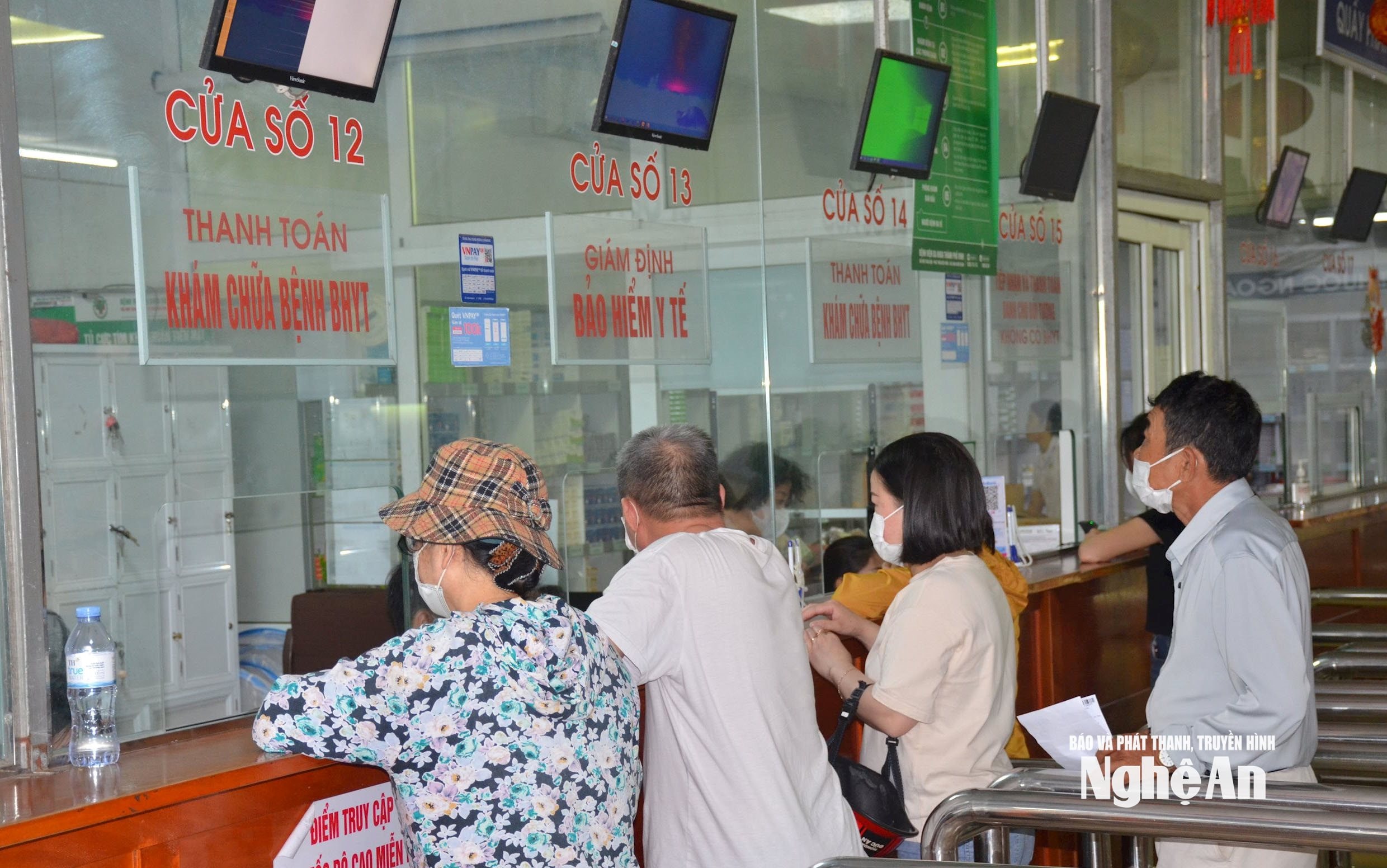 Người dân làm thủ tục khám, chữa bệnh. Ảnh: Thành Chung