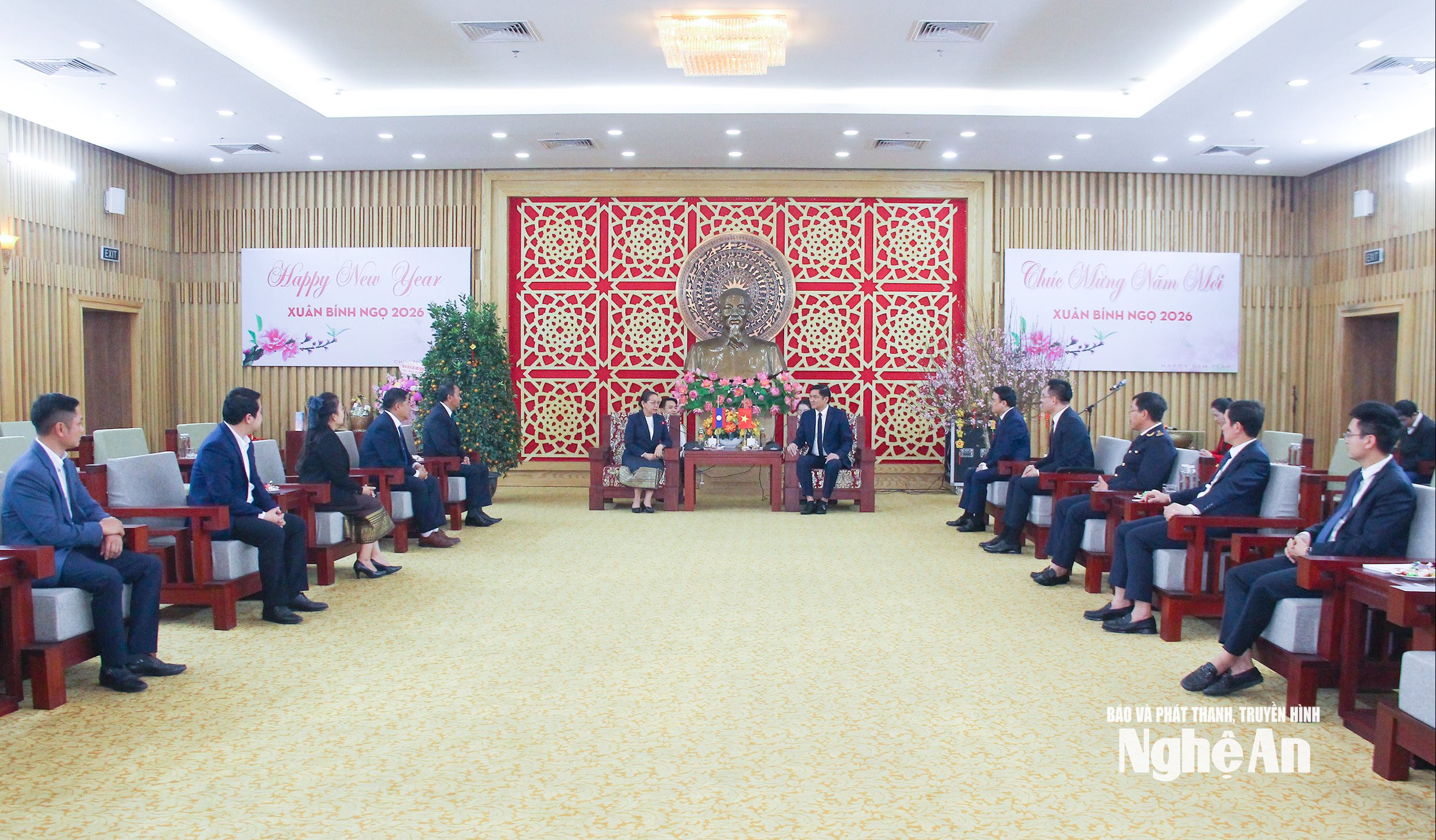 Đồng chí Hoàng Nghĩa Hiếu – Phó Bí thư Thường trực Tỉnh ủy, Chủ tịch HĐND tỉnh tiếp đón, trao đổi với Đao-von Xay-xu-liên – Phó Bí thư Tỉnh ủy, Chủ tịch Ủy ban Chính quyền tỉnh Sa Vẳn Na Khẹt. Ảnh: Mai Hoa