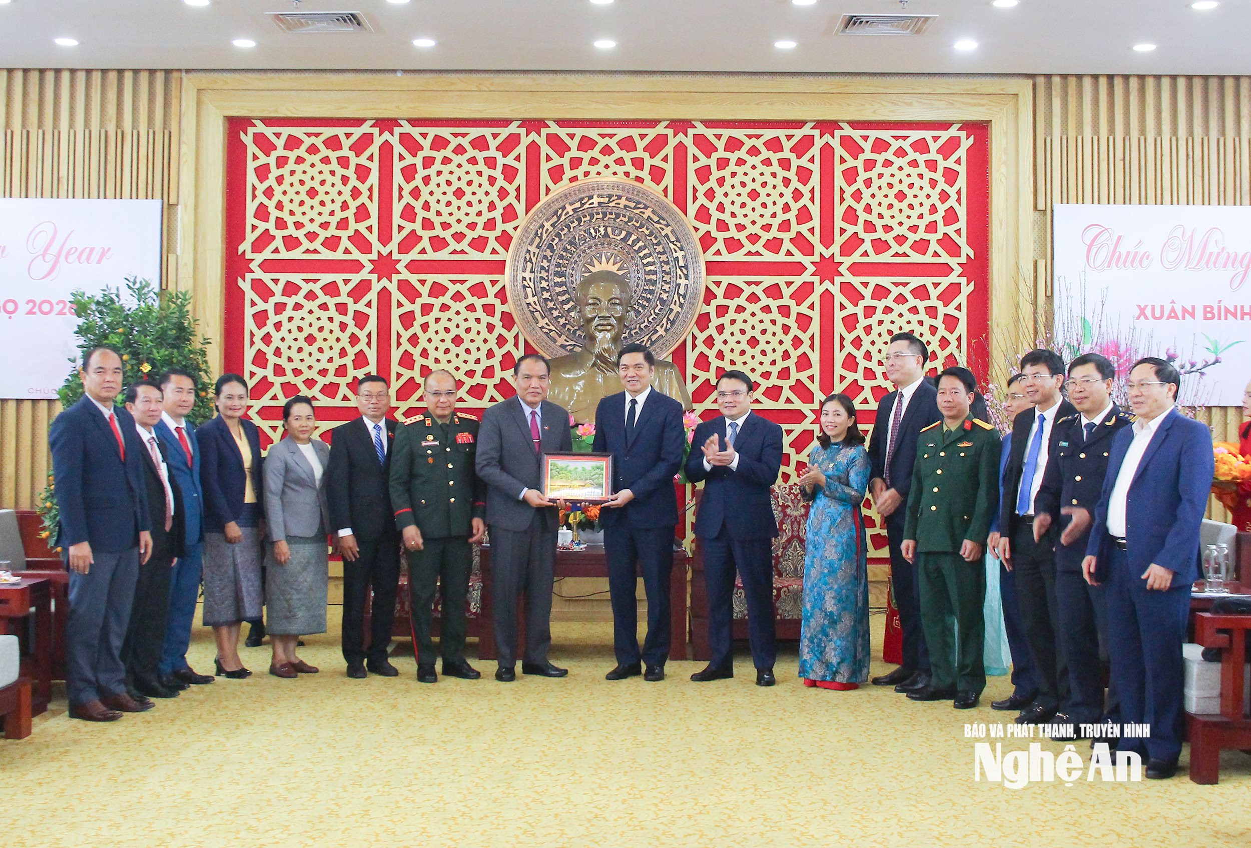 Đồng chí Hoàng Nghĩa Hiếu – Phó Bí thư Thường trực Tỉnh uỷ, Chủ tịch HĐND tỉnh tặng bức tranh quê hương Chủ tịch Hồ Chí Minh cho đoàn công tác tỉnh Hủa Phăn. Ảnh: Mai Hoa