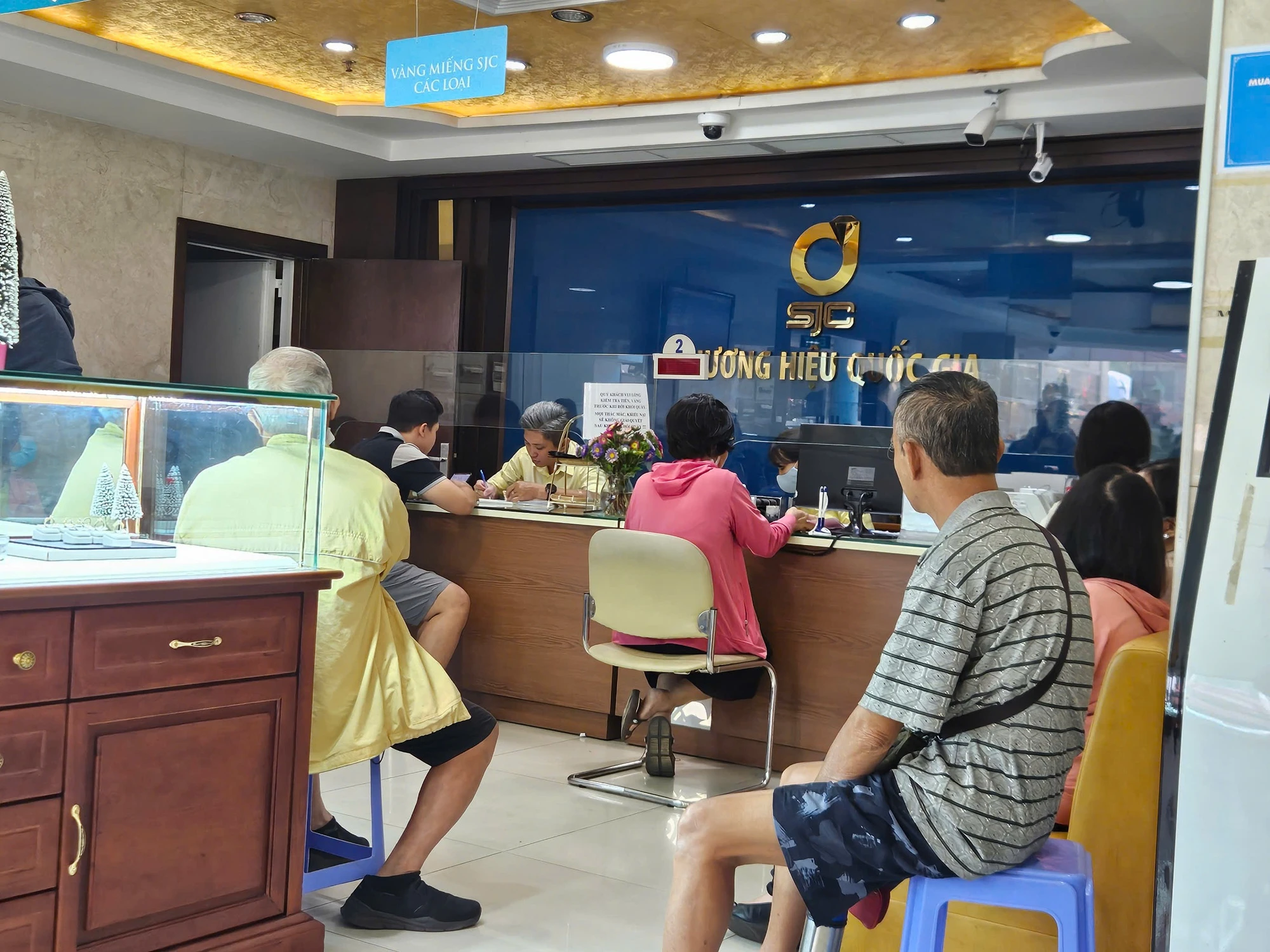 Giá vàng cập nhật lúc 10h sáng hôm nay 4/2/2026: Giá vàng SJC tăng lên 180,2 triệu; thế giới tăng vượt 5000 USD