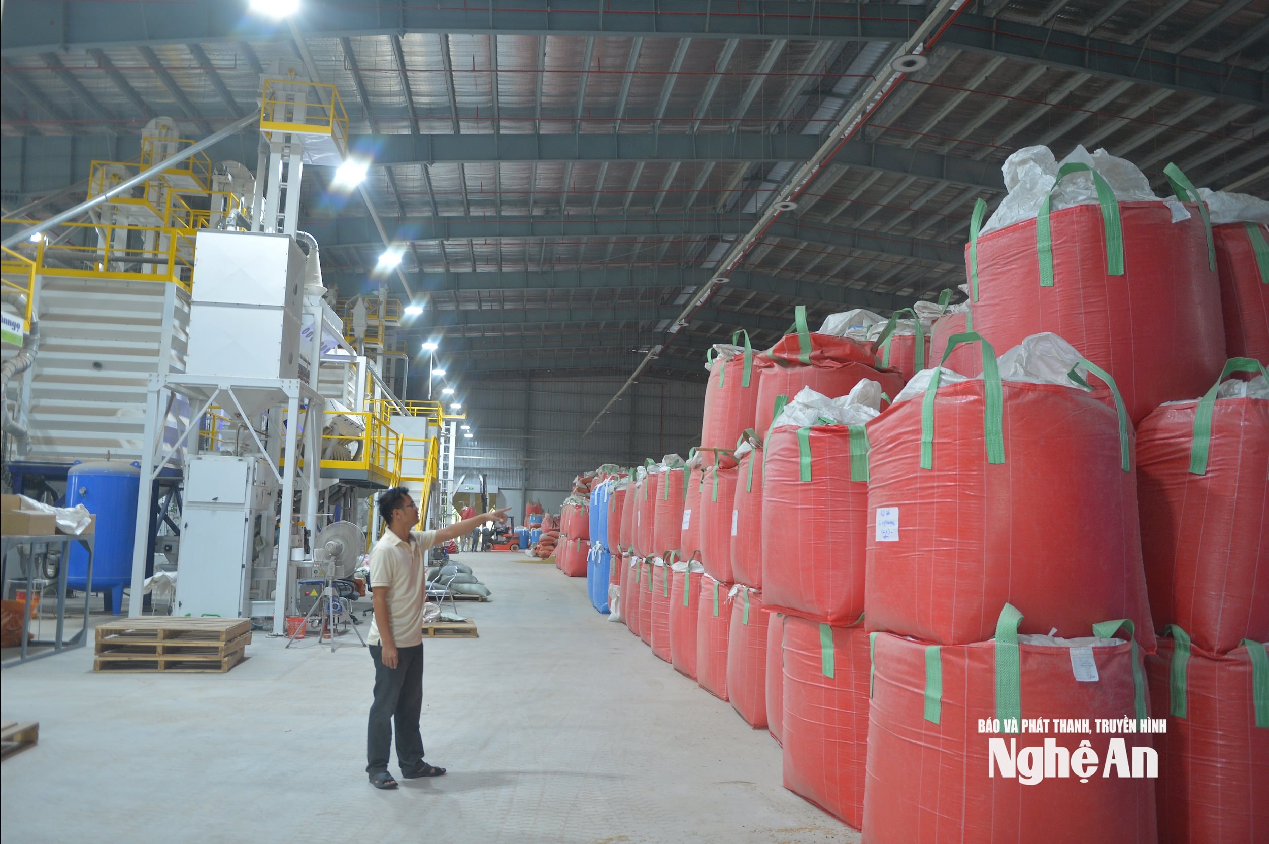 Nhà máy gạo TH với công nghệ bảo quản, chế biến hiện đại đã mở ra hướng đi triển vọng trong sản xuất nông nghiệp của xã Yên Thành. Ảnh: Phú Hương