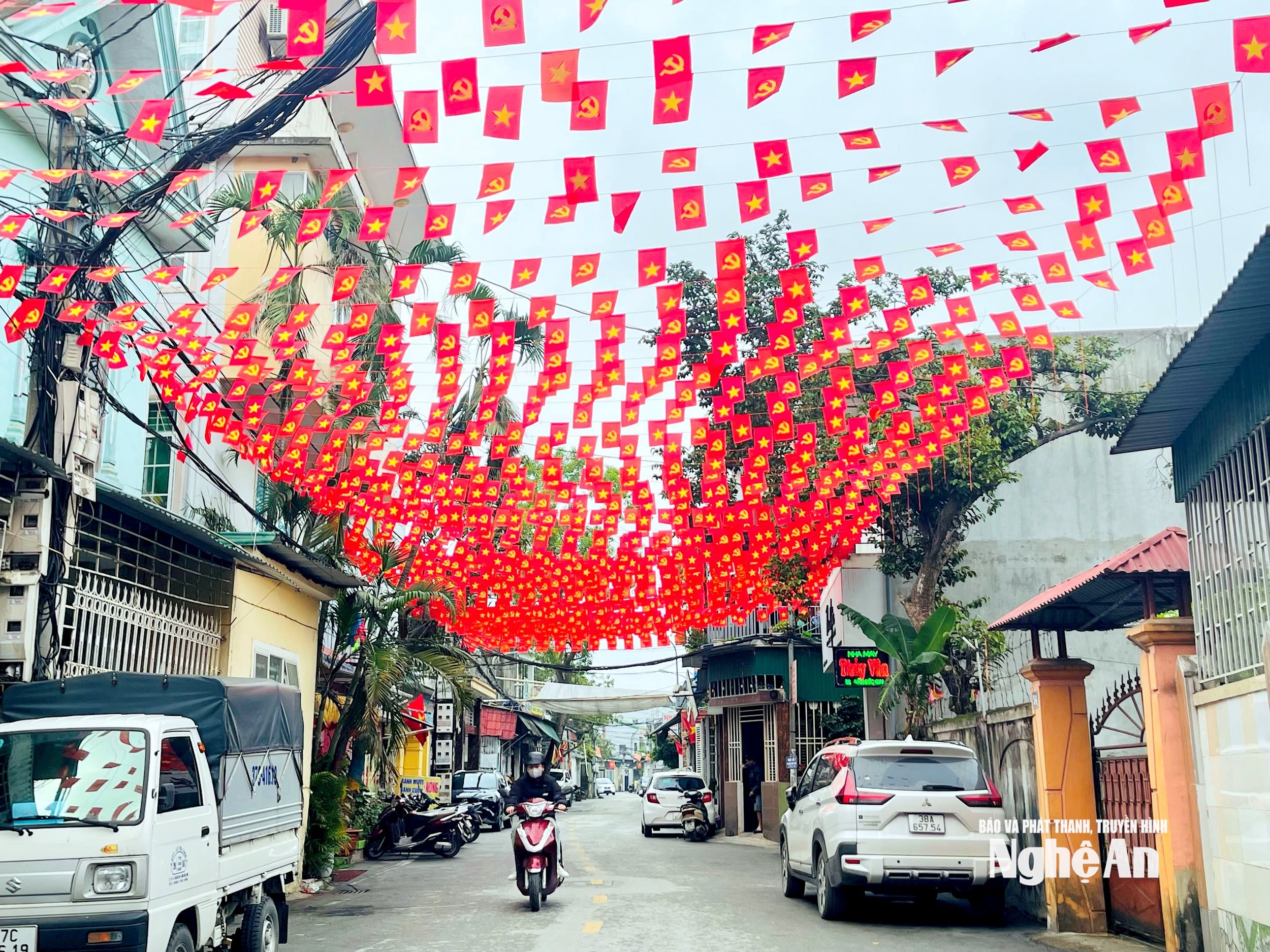Những ngõ phố rợp bóng cờ. Ảnh: Quang An