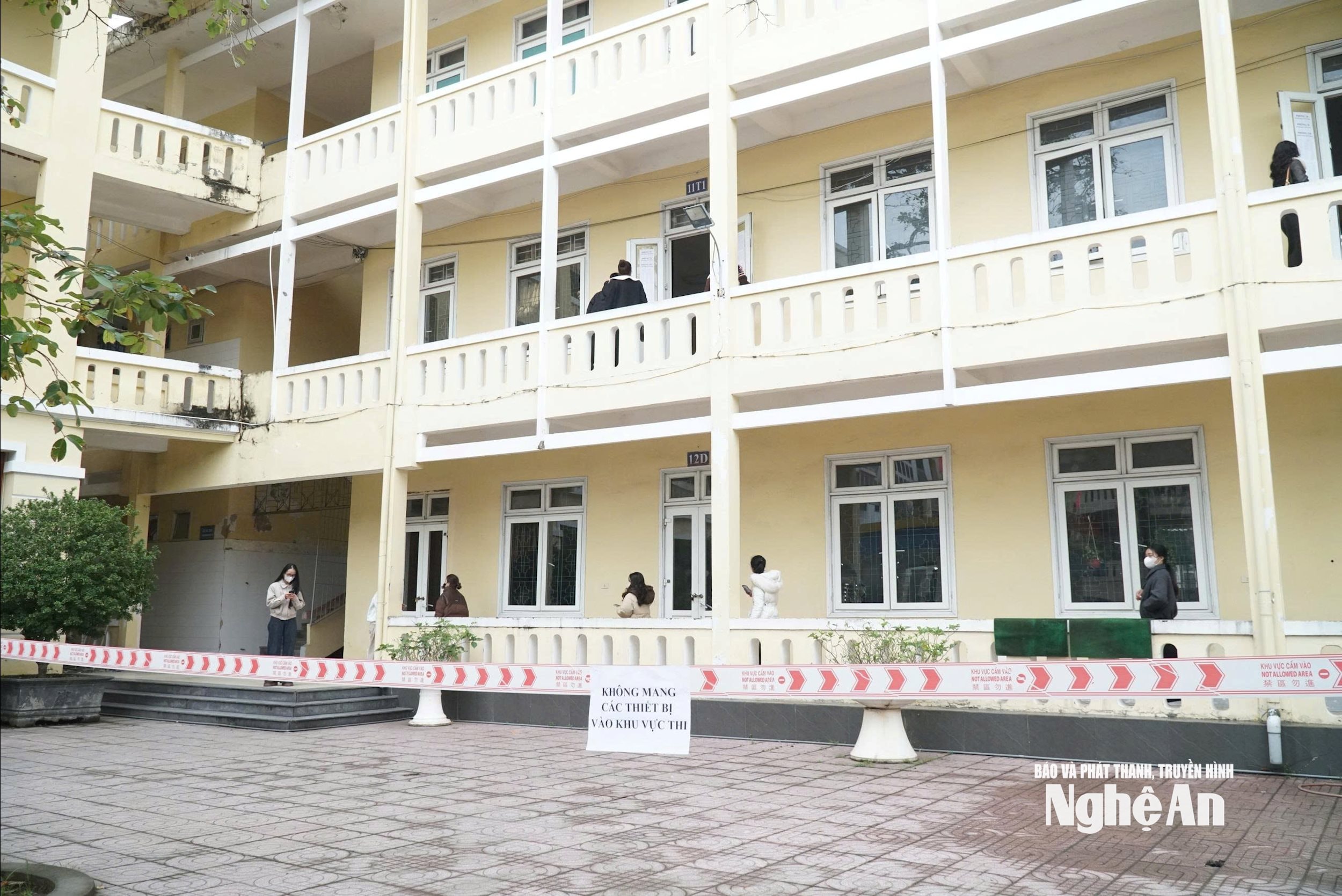 Các giáo viên tham gia Kỳ thi tuyển dụng viên chức ngành giáo dục năm 2026. Ảnh - Mỹ Hà