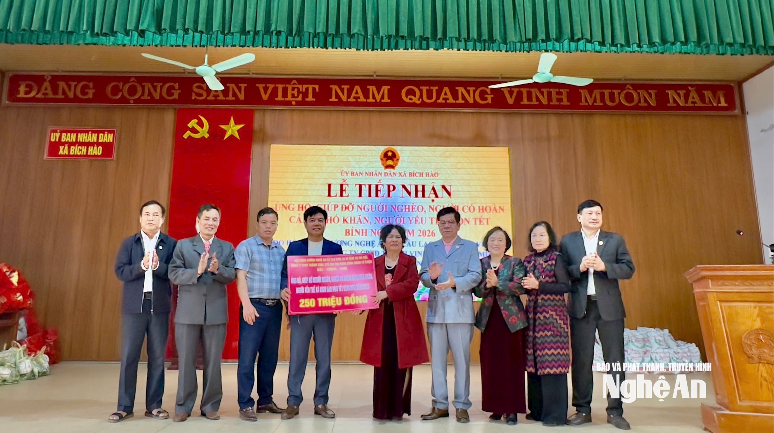 Đoàn đã trao tổng các phần quà trị giá 250 triệu đồng tới chính quyền, Nhân dân xã Bích Hào