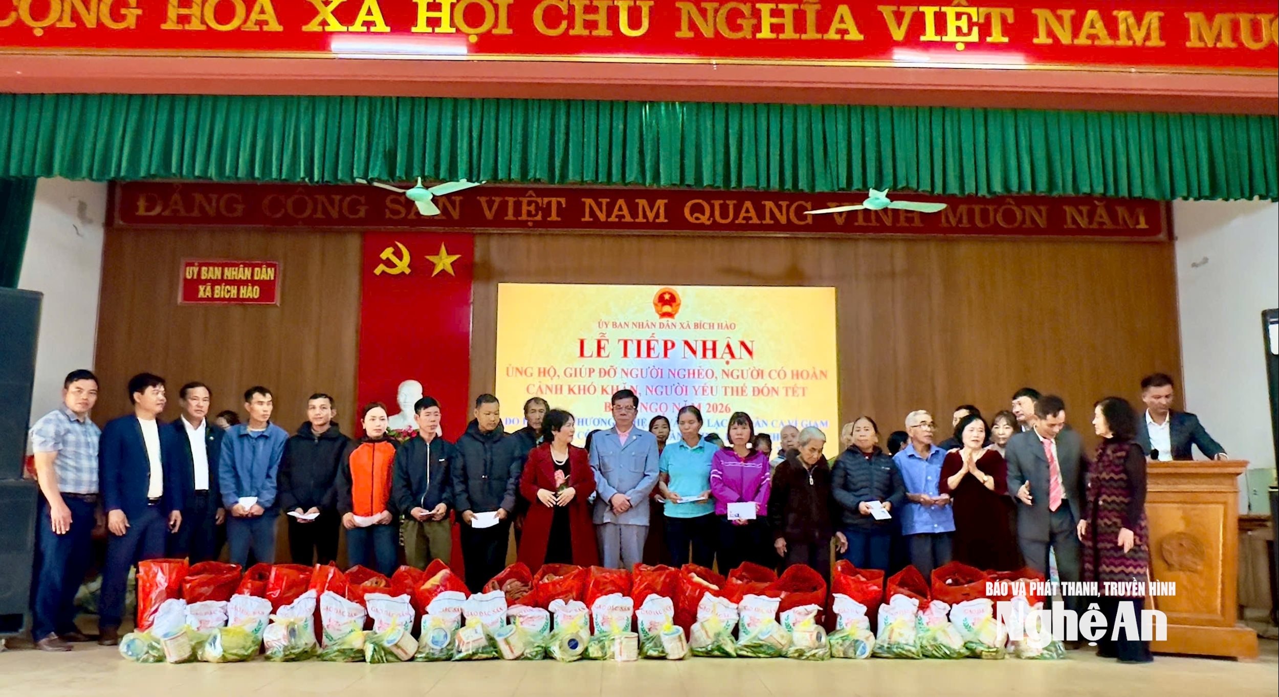 Đoàn trao các suất quà đến các hộ nghèo xã Bích Hào