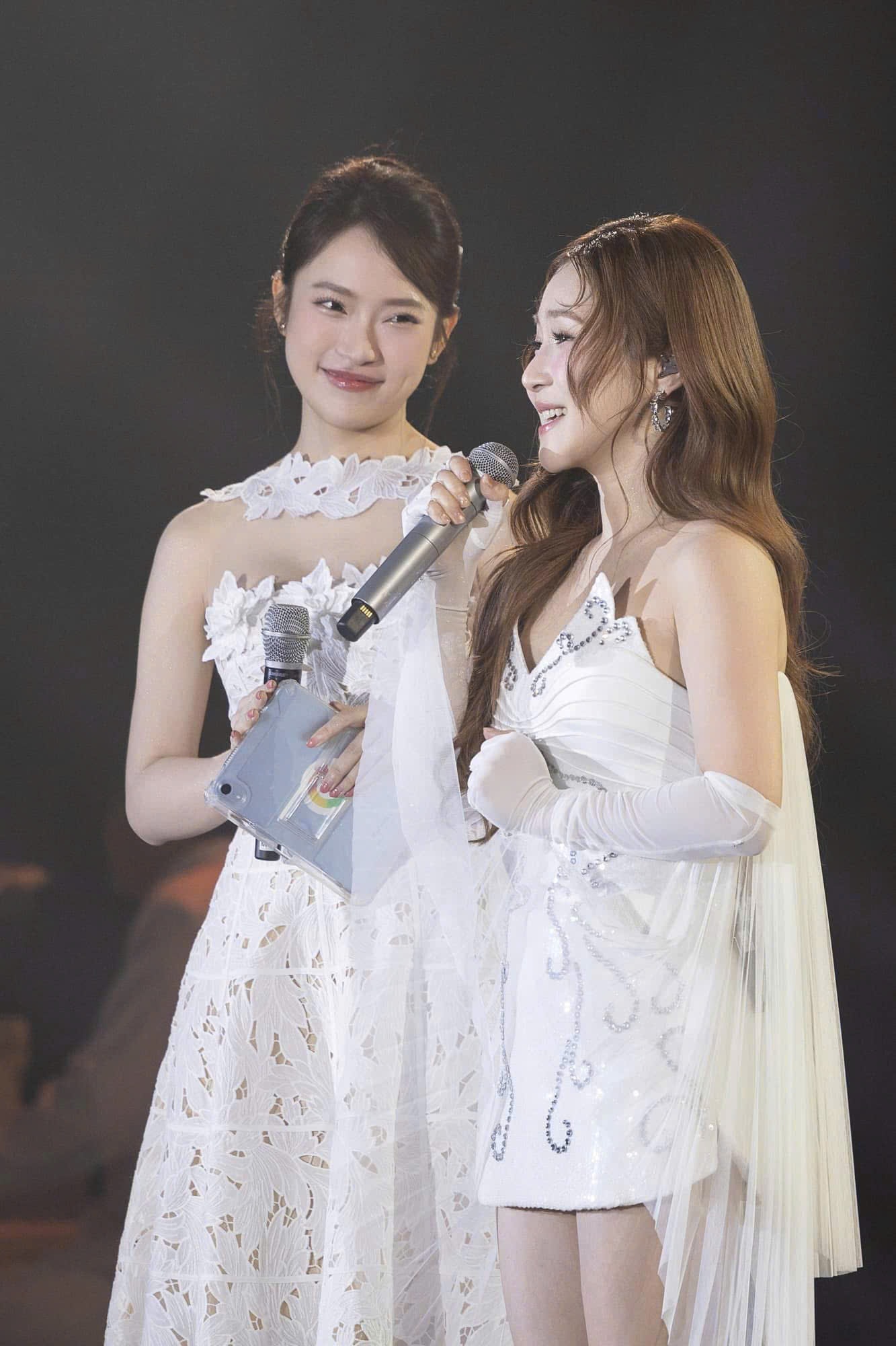 Hương Tràm trong showcase Phao cứu sinh.