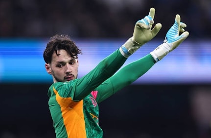 Thủ môn James Trafford cản phá cú dứt điểm của cầu thủ Newcastle.