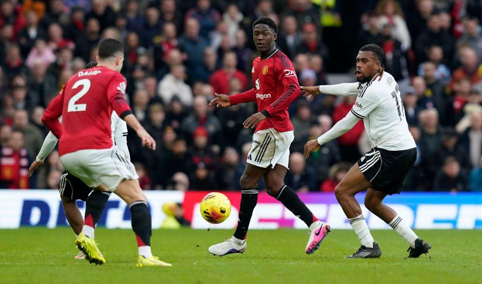 Kobbie Mainoo tỏa sáng dưới thời Michael Carrick.