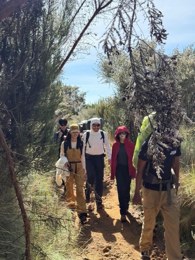 Lee Si Young chinh phục đỉnh Kilimanjaro