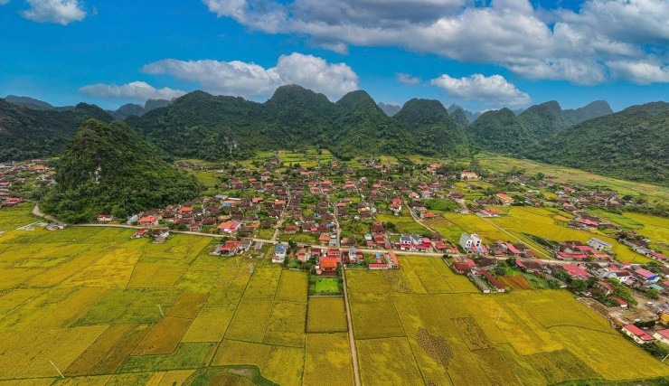 Toàn cảnh làng Quỳnh Sơn với nếp nhà sàn truyền thống