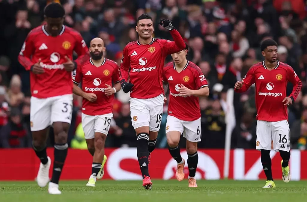 Cầu thủ Man Utd ăn mừng chiến thắng kịch tính.