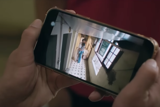 Hình ảnh Chiến và Minh Anh ôm nhau được camera ghi lại