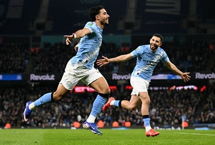 Các cầu thủ Man City ăn mừng chiến thắng trước Newcastle tại bán kết EFL Cup.