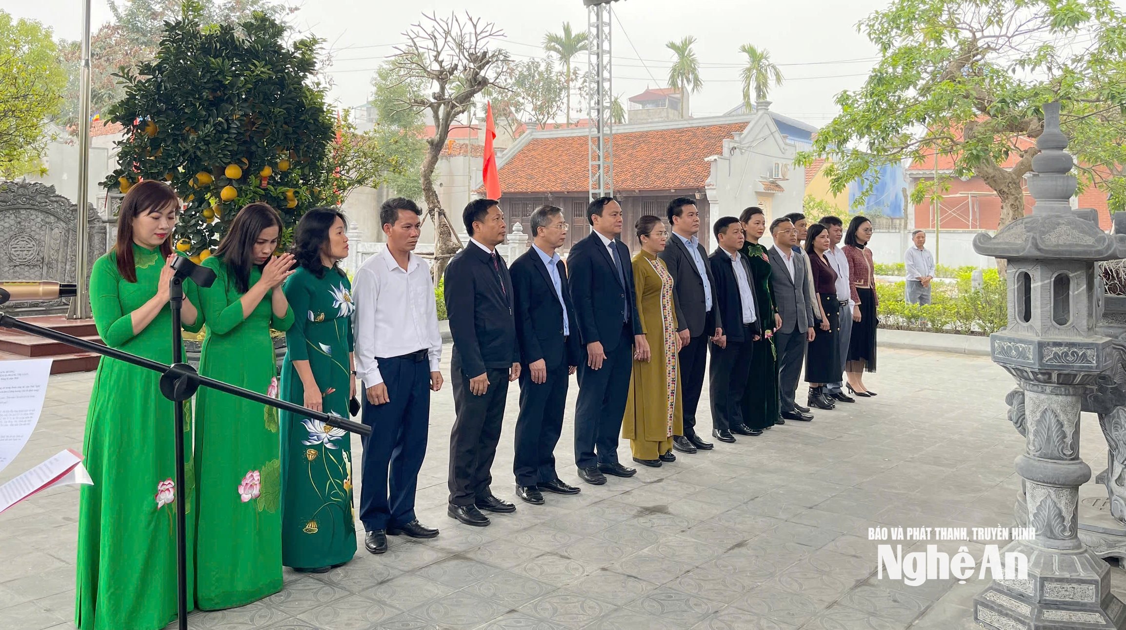 Đoàn đại biểu tỉnh Nghệ An về dâng hoa, dâng hương tưởng niệm Bà Hoàng Thị Loan tại xã Việt Tiến, tỉnh Hưng Yên. Ảnh: P.V