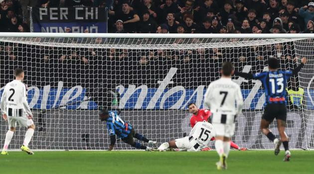 Các cầu thủ Atalanta ăn mừng tấm vé vào bán kết sau khi đánh bại Juventus.