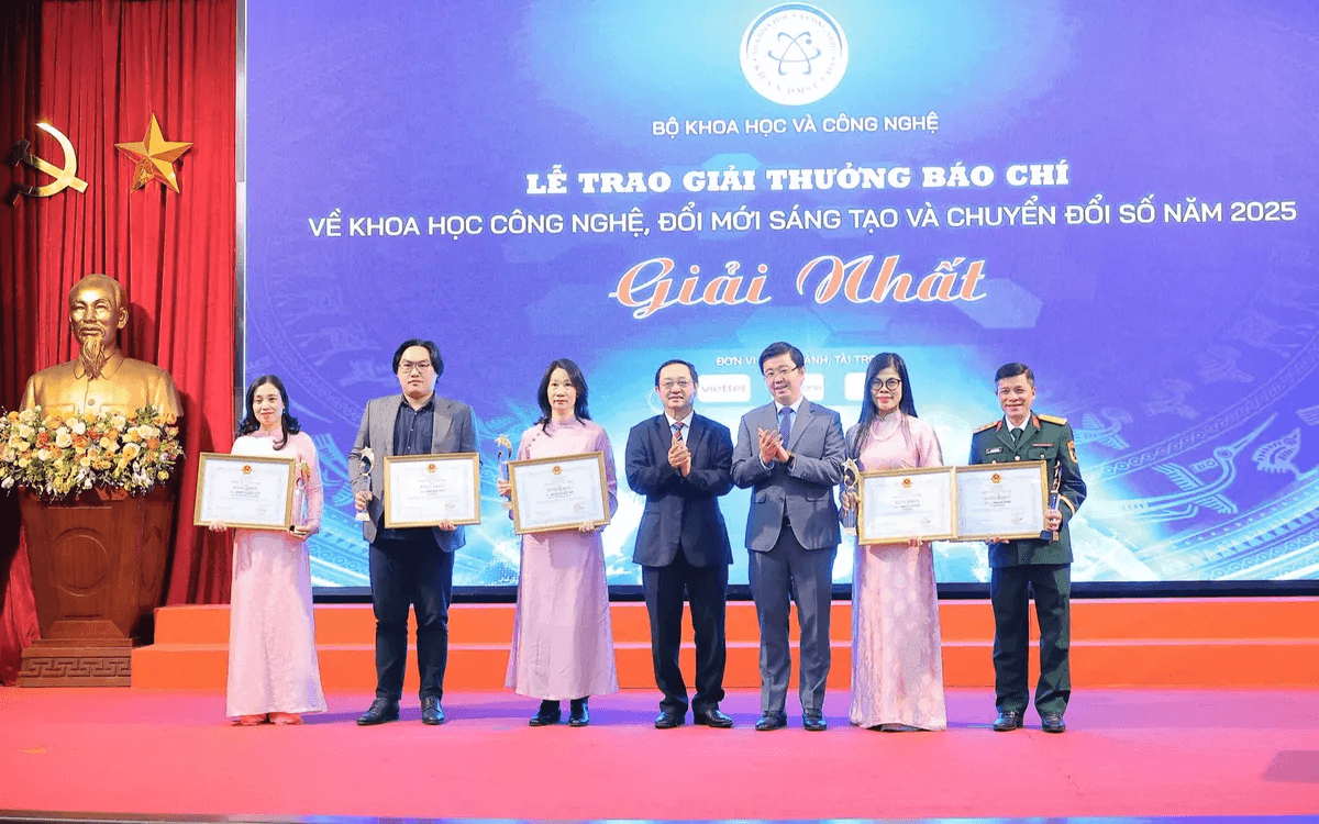 Phó trưởng Ban Tuyên giáo và Dân vận Trung ương Huỳnh Thành Đạt và Thứ trưởng Bộ KH&CN Bùi Hoàng Phương trao Giải Nhất