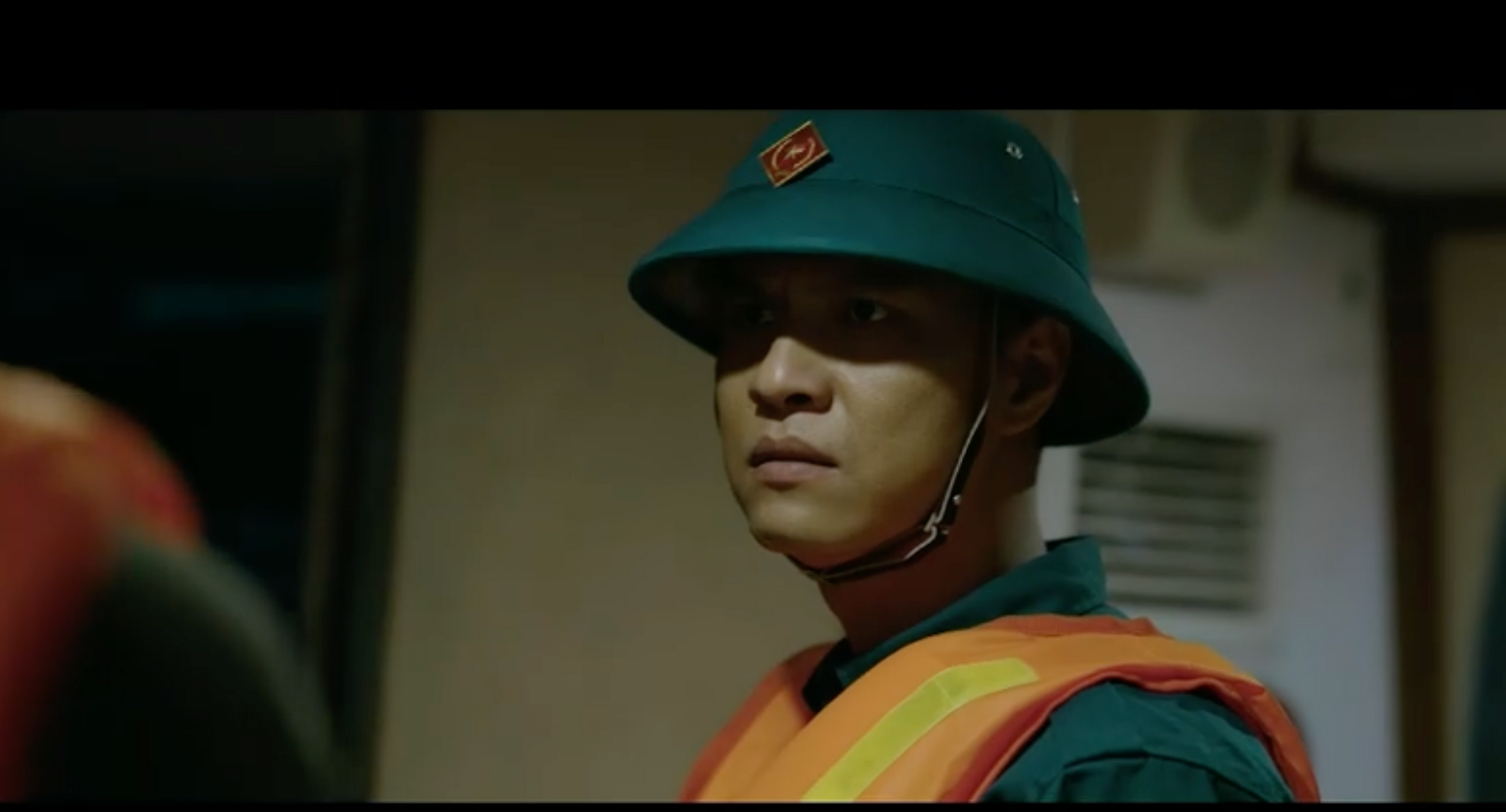 Kiên can thiệp vào công tác cứu hộ trong phim Không giới hạn
