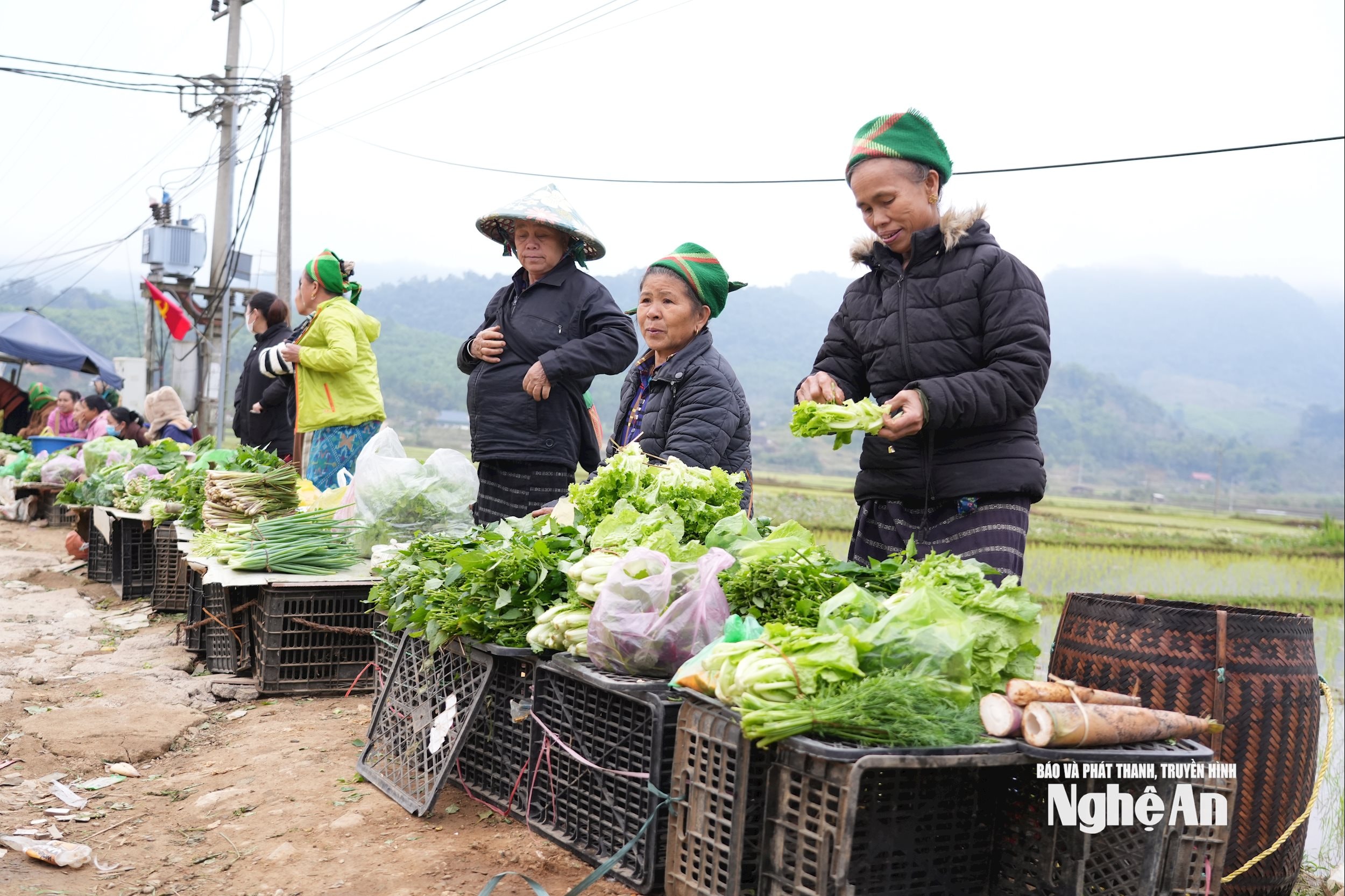 Bà con người Mông đi chợ Tri Lễ bán rau, mua sắm Tết. Ảnh KL