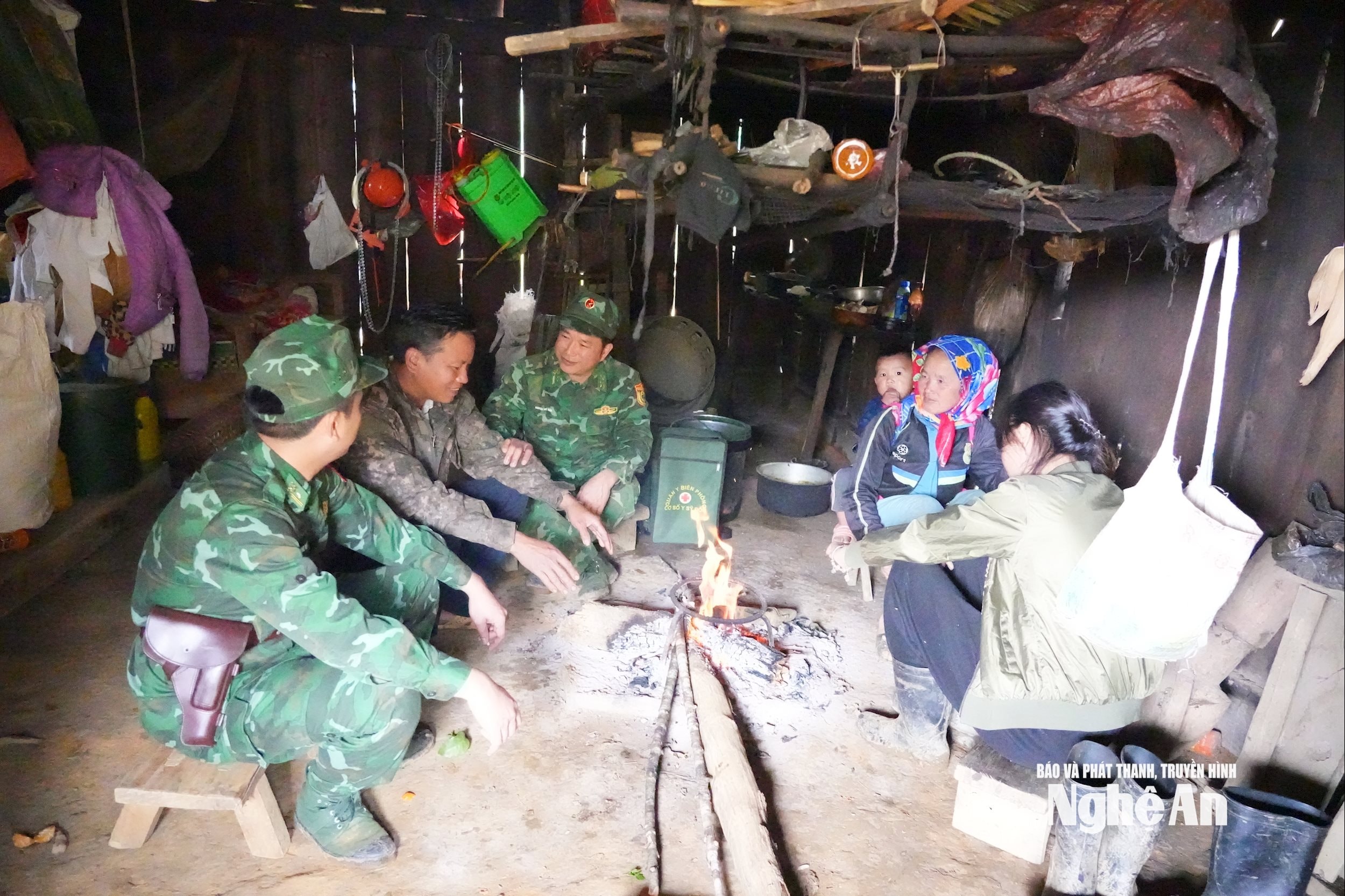 Cán bộ chiến sĩ Đồn Biên phòng Tri Lễ thăm, chúc Tết đồng bào Mông ở Huồi Mới. Ảnh TP