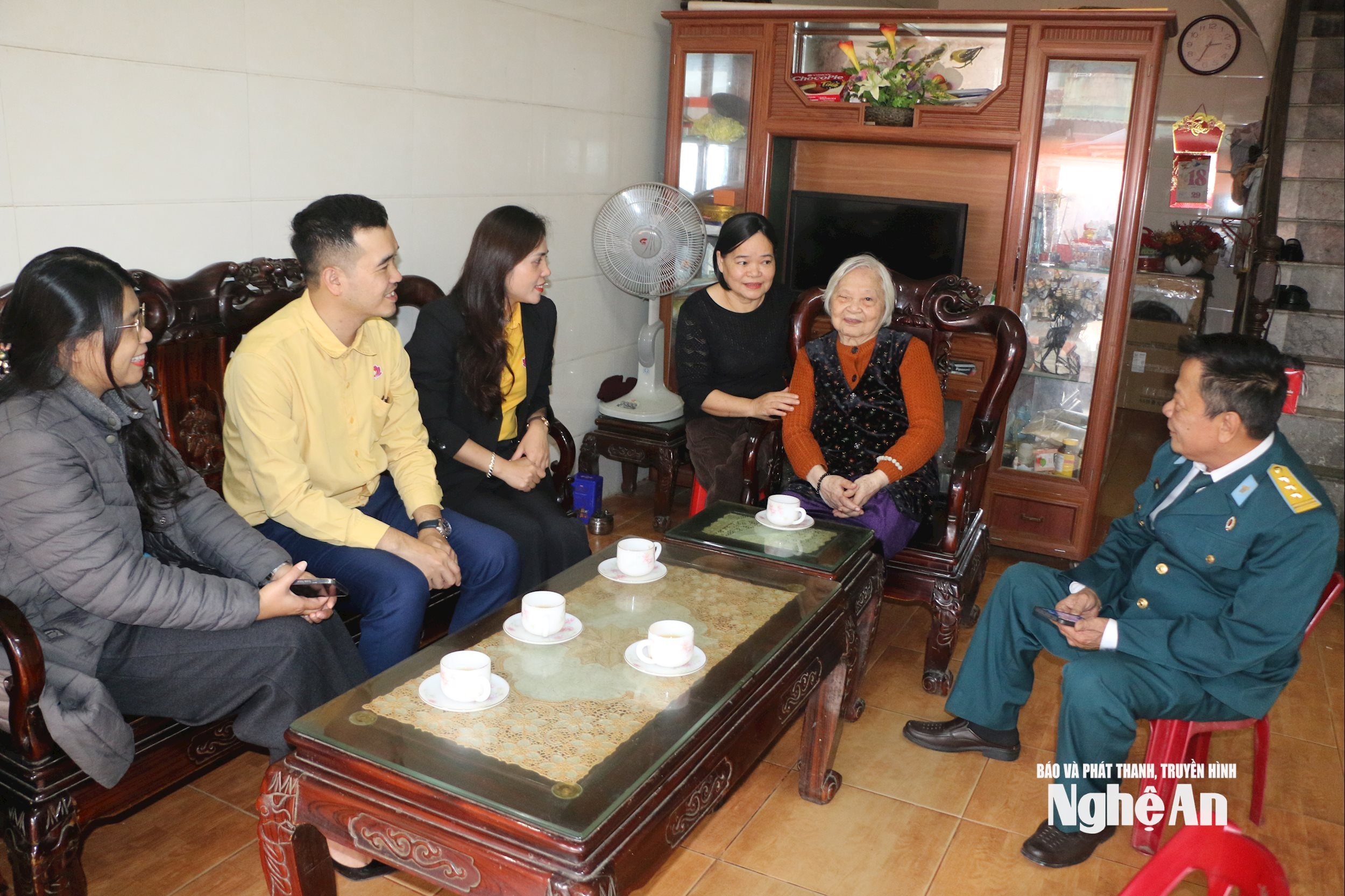 Cán bộ MTTQ phường Trường Vinh trò chuyện với mẹ Nguyễn Thị Kim Oanh cùng con gái và con rể. Ảnh KL
