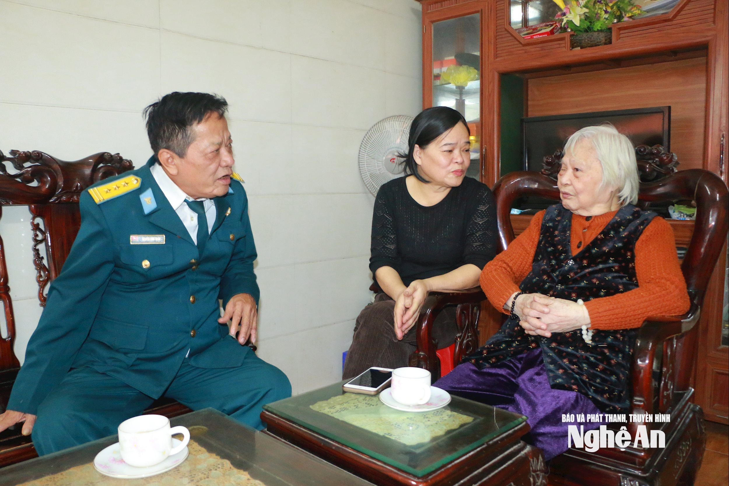 Mẹ Nguyễn Thị Kim Oanh trò chuyện cùng con gái và con rể. Ảnh KL