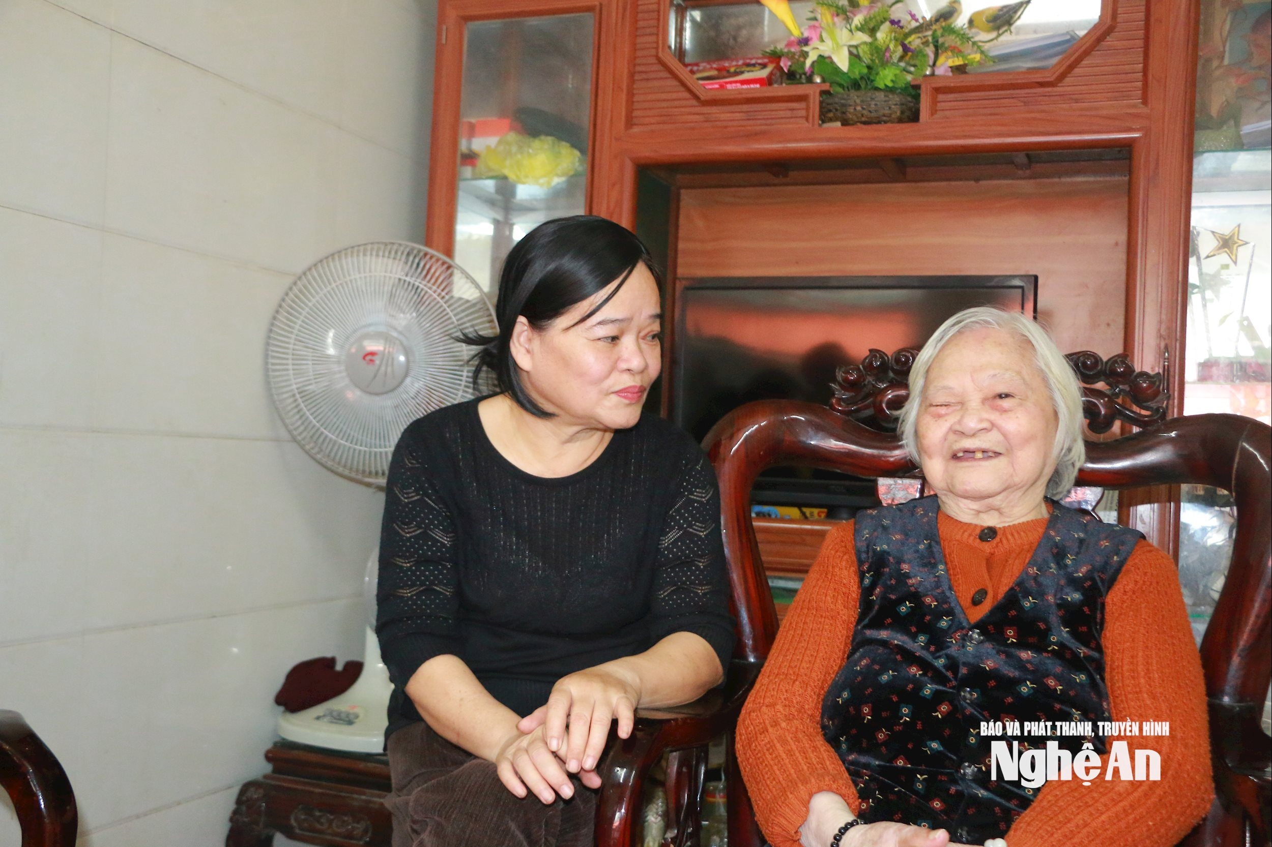 Mẹ Nguyễn Thị Kim Oanh và con gái Nguyễn Thị Kim Thanh. Ảnh KL