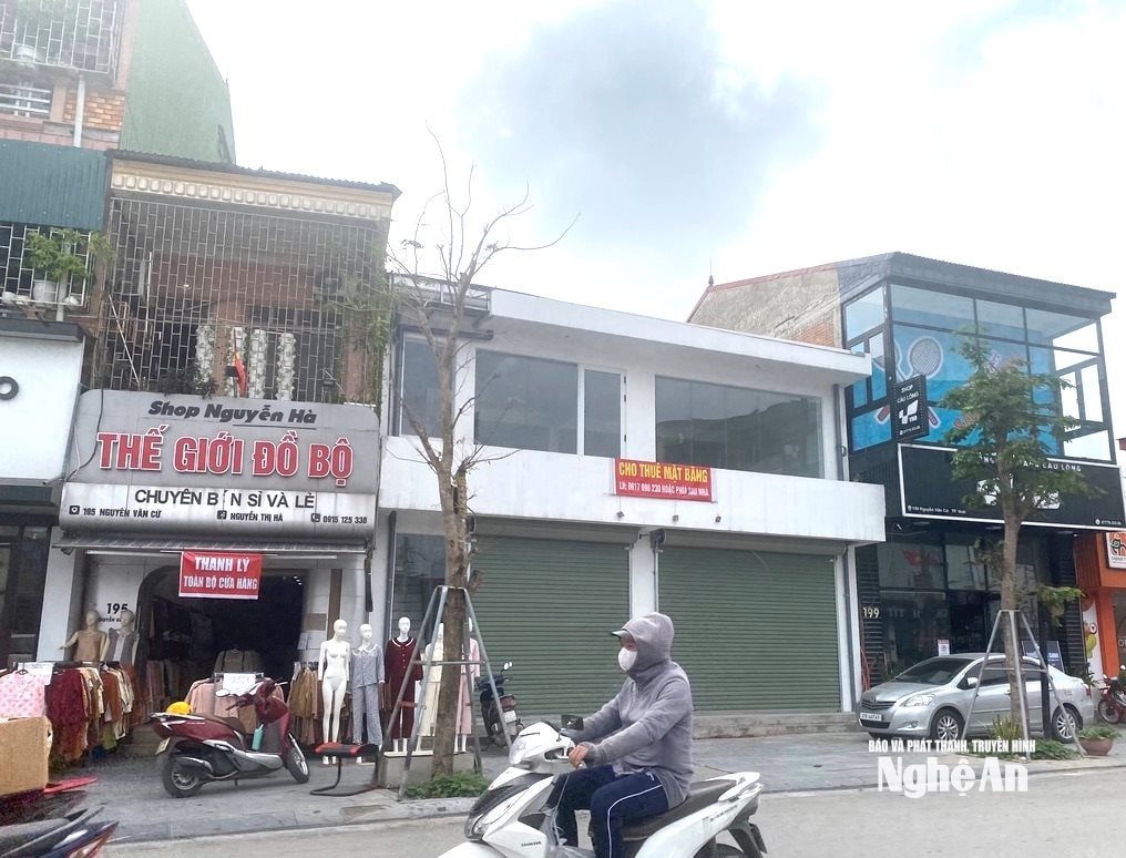 Đường Nguyễn Văn Cừ (phường Trường Vinh) từng là một trong những tuyến phố kinh doanh sầm uất, với giá thuê mặt bằng dao động 20–50 triệu đồng/tháng tùy diện tích hoặc thuê nguyên căn. Tuy nhiên hiện nay, nhiều cửa hàng rơi vào cảnh ế ẩm, vắng khách, khiến việc cho thuê gặp khó. Ảnh: Văn Trường