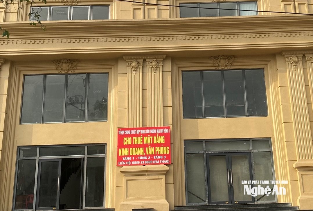Từ cuối năm 2025 đến nay, không ít khách thuê mặt bằng phải rút trả là do hoạt động kinh doanh thua lỗ. Để thu hút, các chủ tòa nhà buộc phải tung ra các gói ưu đãi như trả tiền thuê 12 tháng tặng 1 tháng, hay giảm 20-30% giá thuê cho văn phòng trọn gói…Ảnh: Văn Trường