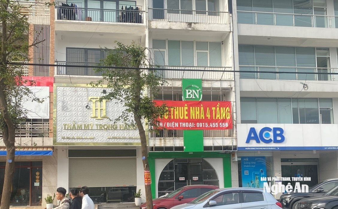 Tại một căn nhà 4 tầng khác dọc đại lộ 32, phường Vinh Phú, với mức giá chào thuê 20 triệu đồng/tháng, chủ nhà cho biết sẵn sàng hạ giá nếu có khách thuê. Ảnh: Văn Trường