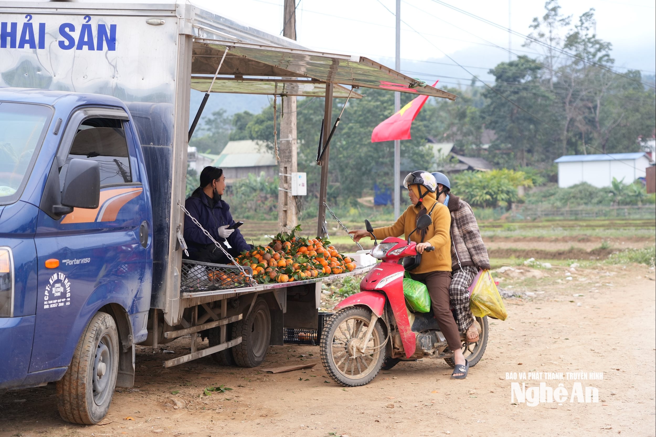 Xe tải bán hàng lưu động vào tận bản để phục vụ người dân mua sắm. Ảnh TP