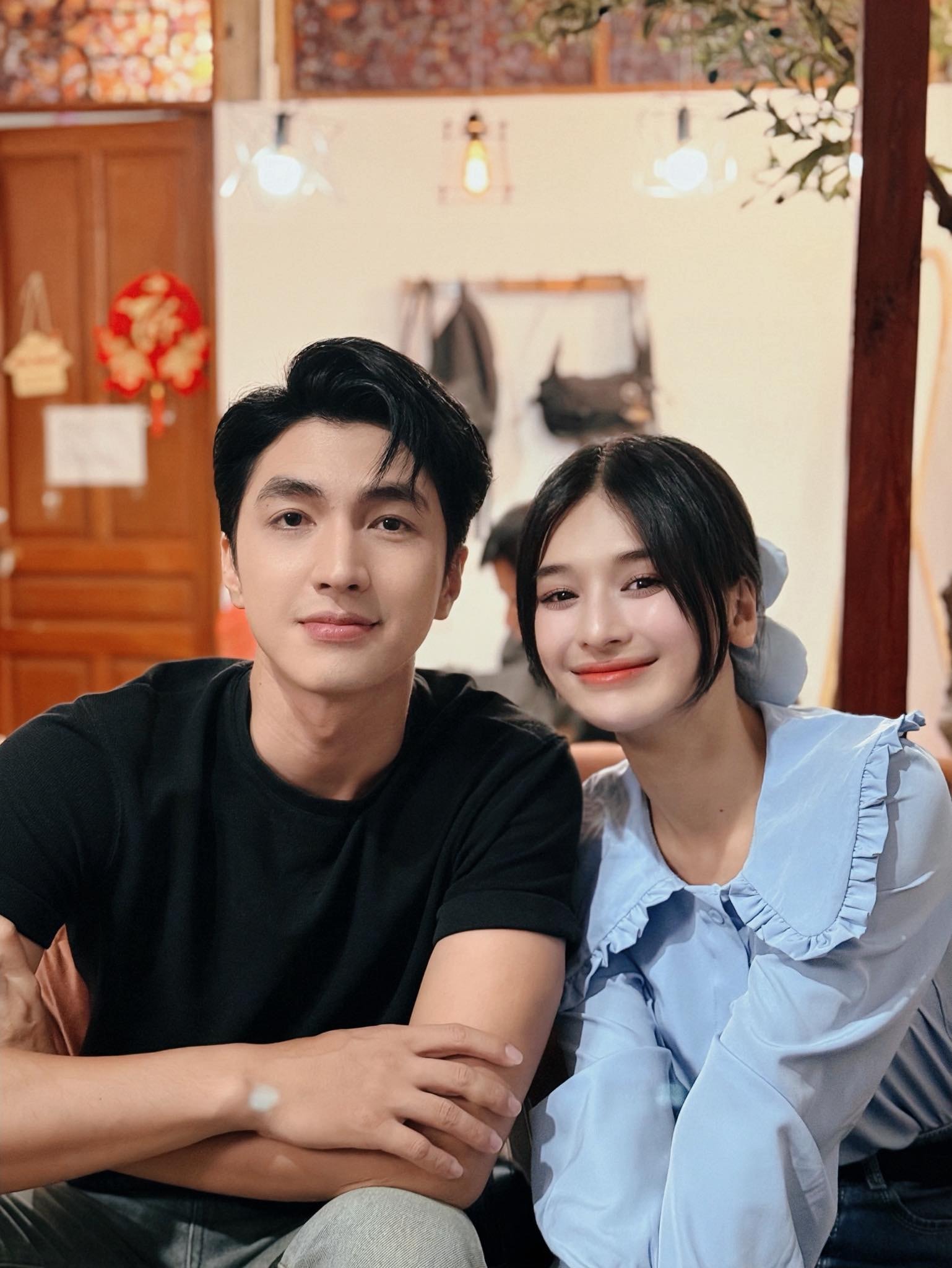 Những khoảnh khắc hậu trường cho thấy sự ăn ý của cặp đôi diễn viên chính.