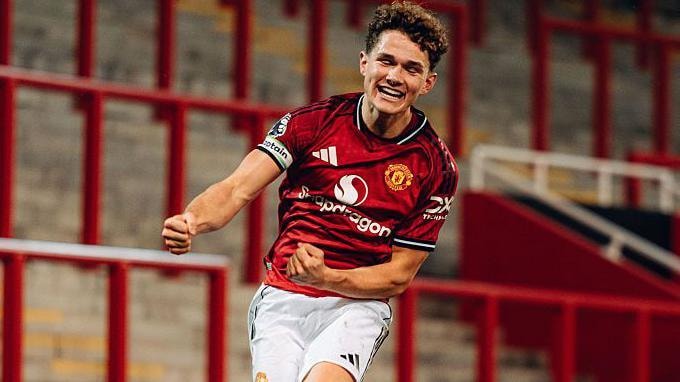 Jacob Devaney là tài năng trẻ đáng chú ý của lò đào tạo Carrington được đem cho mượn tại St Mirren.