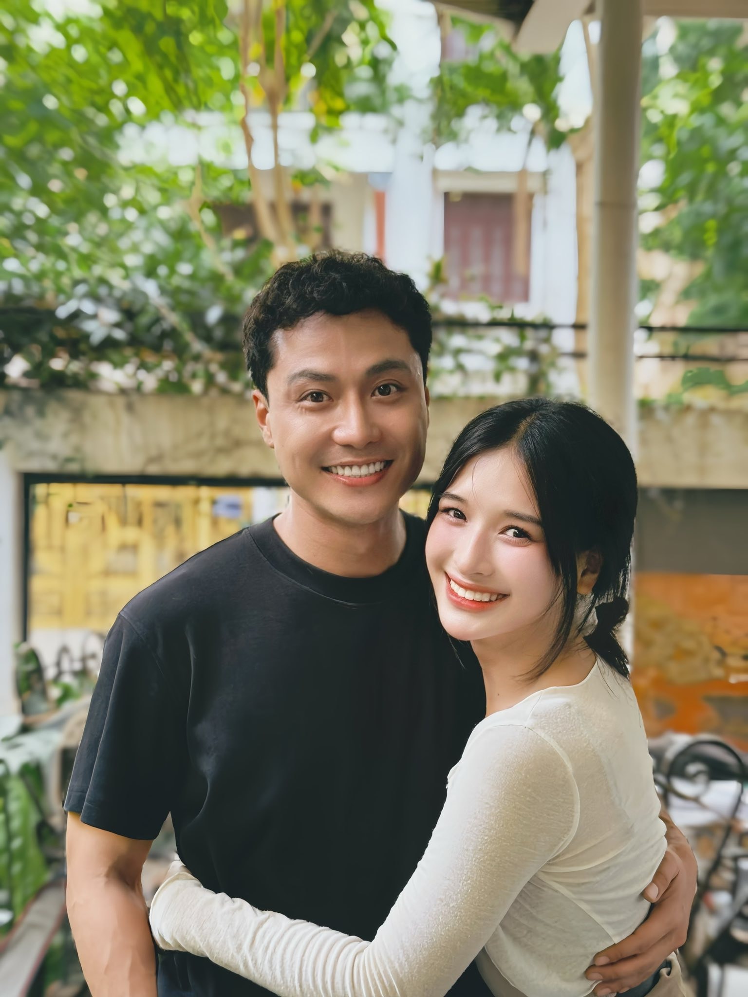 Thanh Sơn và Yến My thân thiết tại hậu trường phim Đồng hồ đếm ngược.