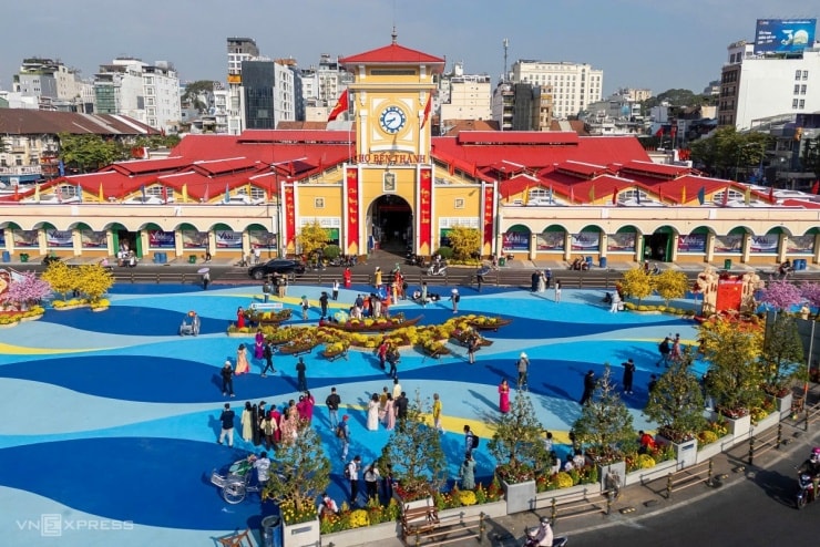 Rào chắn tại các tiểu đảo trước chợ Bến Thành được tháo dỡ thu hút nhiều người dân tham quan.