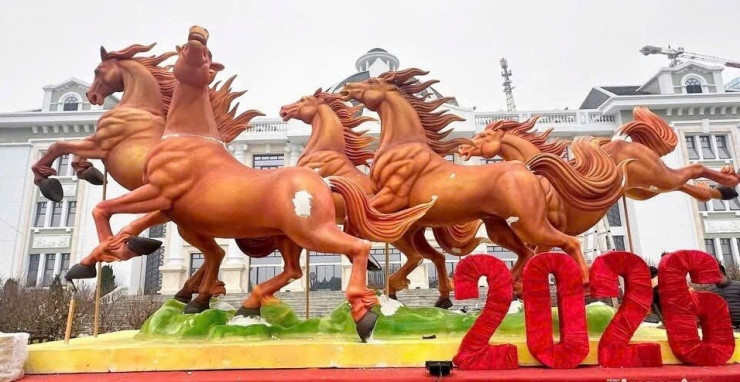 Linh vật ngựa đỏ và vàng rực rỡ tại tỉnh Lạng Sơn