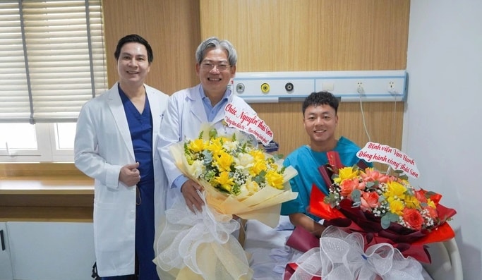 Tiền vệ Nguyễn Thái Sơn trải qua ca phẫu thuật tái tạo dây chằng và sụn chêm tại bệnh viện Vạn Hạnh.