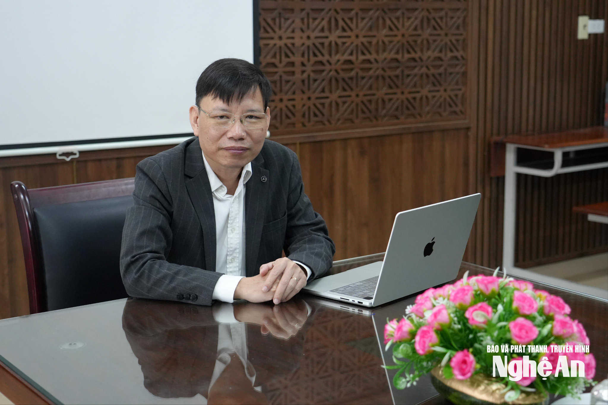 Đến thời điểm này, GS.TS Cao Cự Giác đã tham gia biên soạn và xuất bản trên 200 giáo trình, sách chuyên khảo, sách tham khảo. Ảnh: Mỹ H