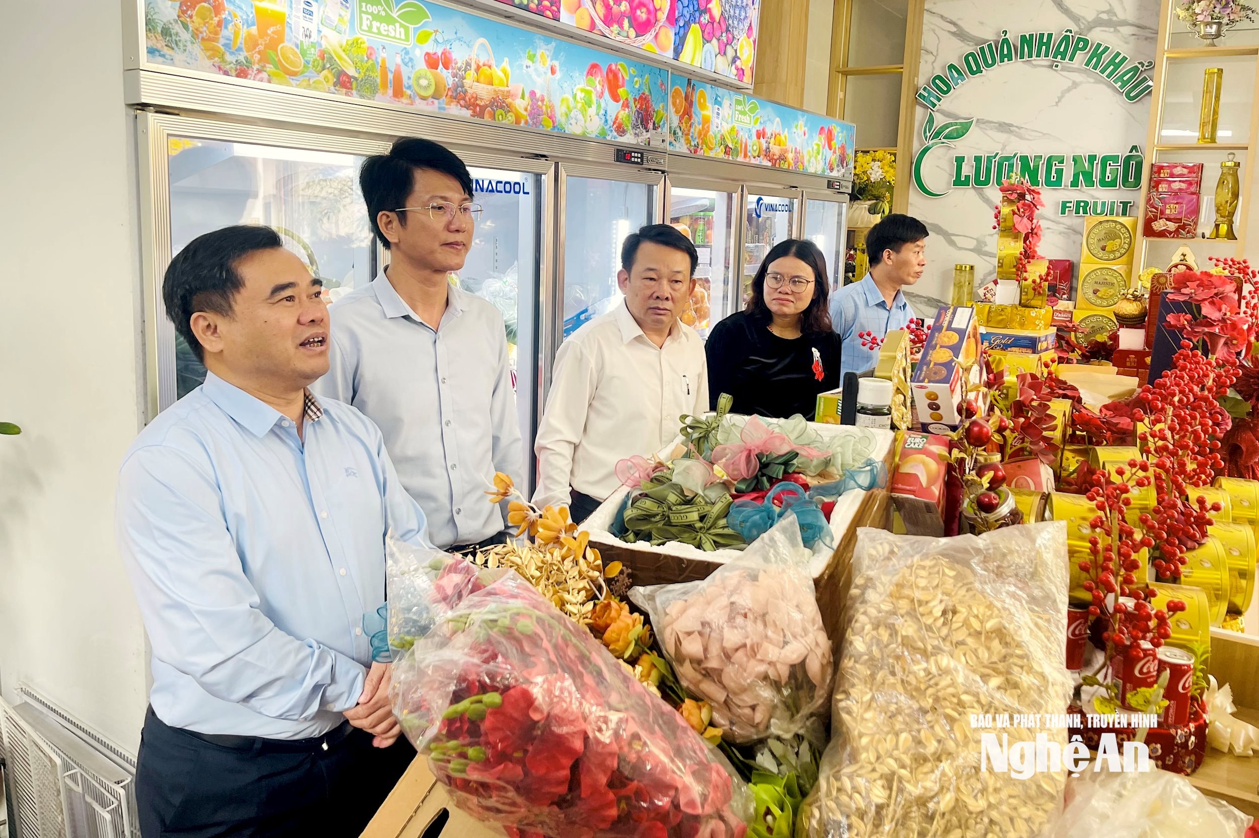 Dự báo sức mua sẽ tiếp tục tăng mạnh trong những ngày tới, khi nhu cầu mua sắm, trang trí nhà cửa đón Tết của người dân bước vào cao điểm. Thực hiện chỉ đạo của UBND tỉnh, các cửa hàng, nhà phân phối, hệ thống bán lẻ cũng đã chuẩn bị đầy đủ các mặt hàng thiết yếu để phục vụ người dân vui Tết, đón Xuân. Ảnh: Q.A