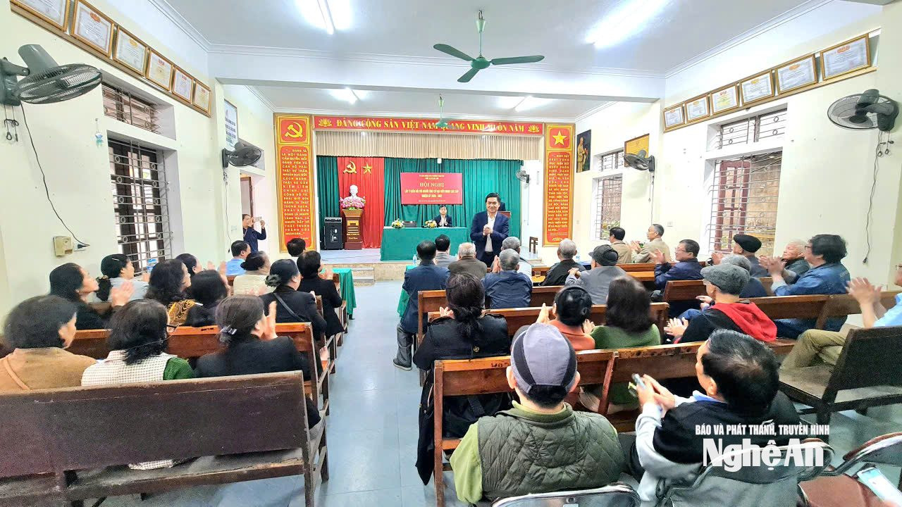 Ban tổ chức giới thiệu tiểu sử các ứng cử viên. Ảnh Nguyễn Toàn