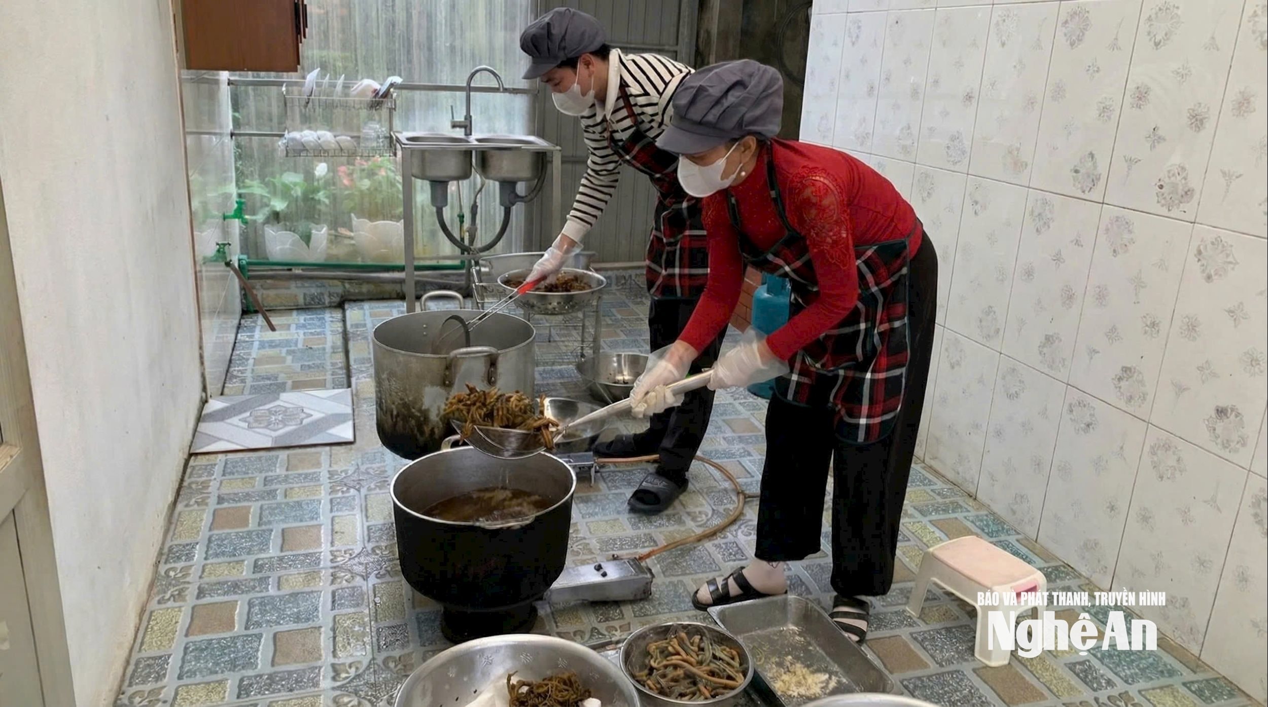 Chế biến món lươn chiên giòn. Ảnh TP