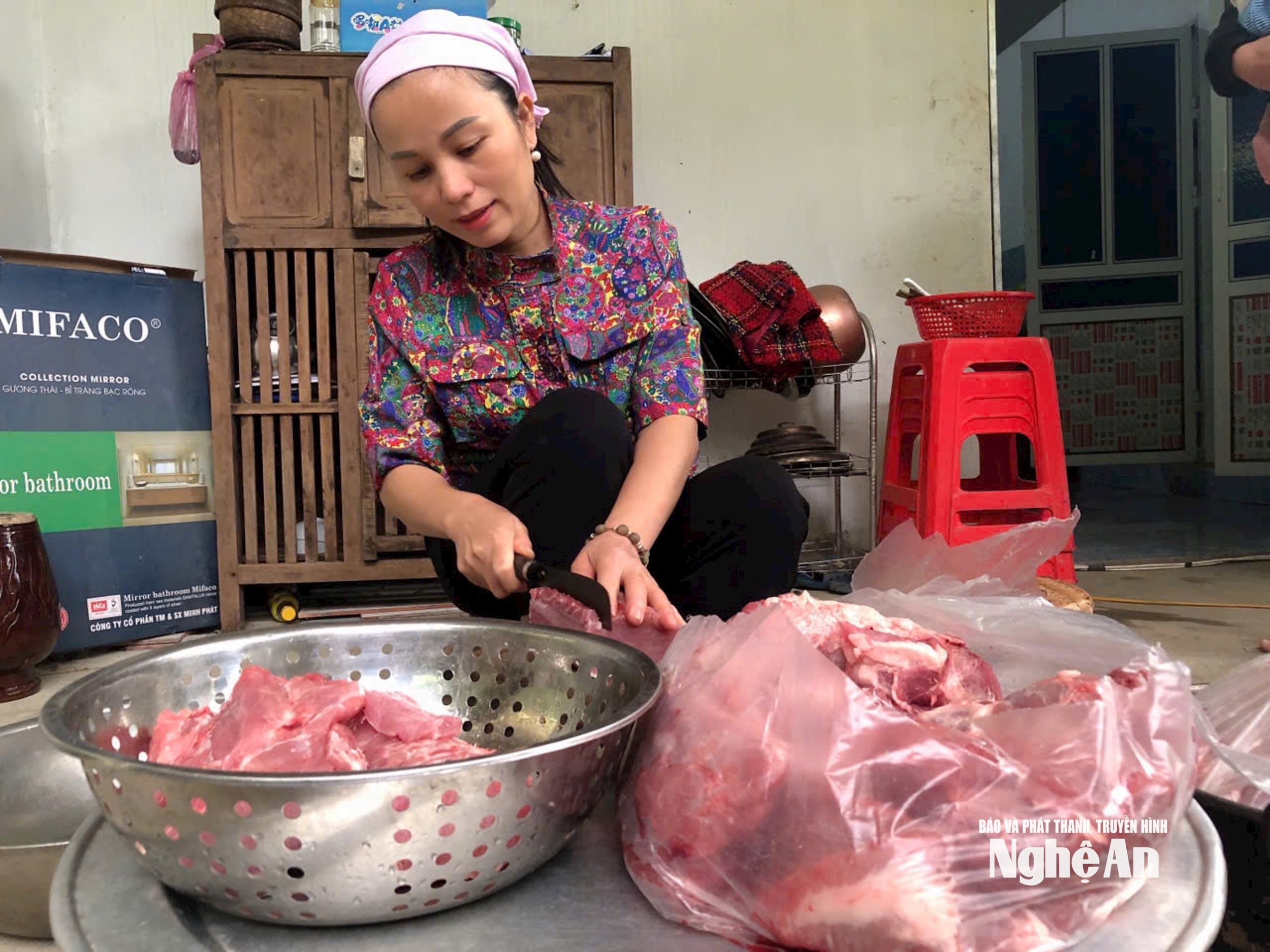 Chị Lô Thị Thêu chuẩn bị nguyên liệu cho món thịt giàng. Ảnh TP