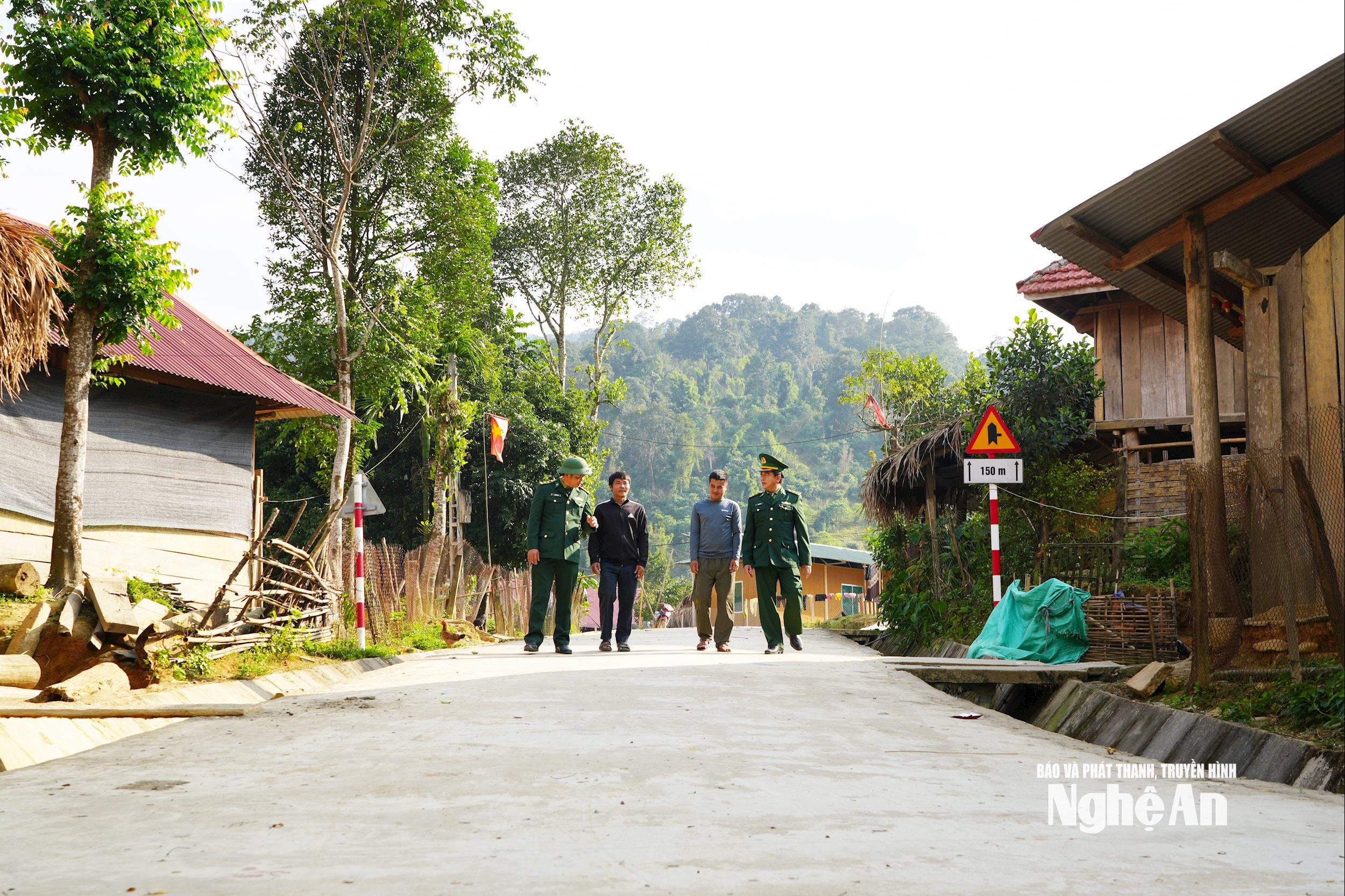 Con đường bê tông rộng rãi, xóa cảnh lầy lội mùa mưa và bụi mù vào ngày nắng. Ảnh KL