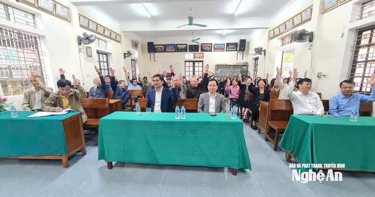 Cử tri khối 16 Hà Huy Tập, phường Vinh Phú biểu quyết tín nhiệm với các ứng cử viên. Ảnh Nguyễn Toàn