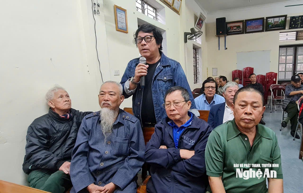 Cử tri khối 16 Hà Huy Tập, phường Vinh Phú đánh giá cao trách nhiệm với cộng đồng dân cư của các ứng cử viên tại nơi cư trú. Ảnh Nguyễn Toàn