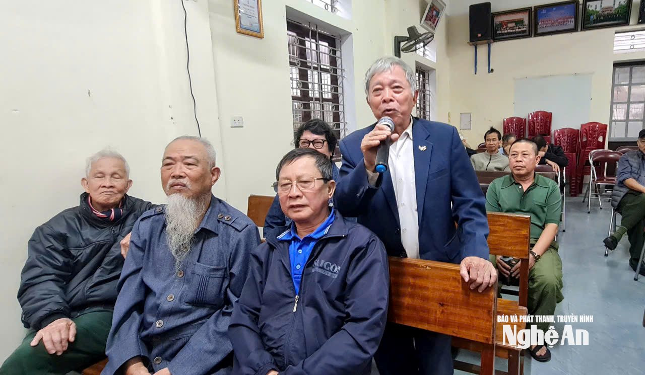 Cử tri khối 16 Hà Huy Tập, phường Vinh Phú nhận xét các ứng cử viên tại nơi cư trú. Ảnh Nguyễn Toàn