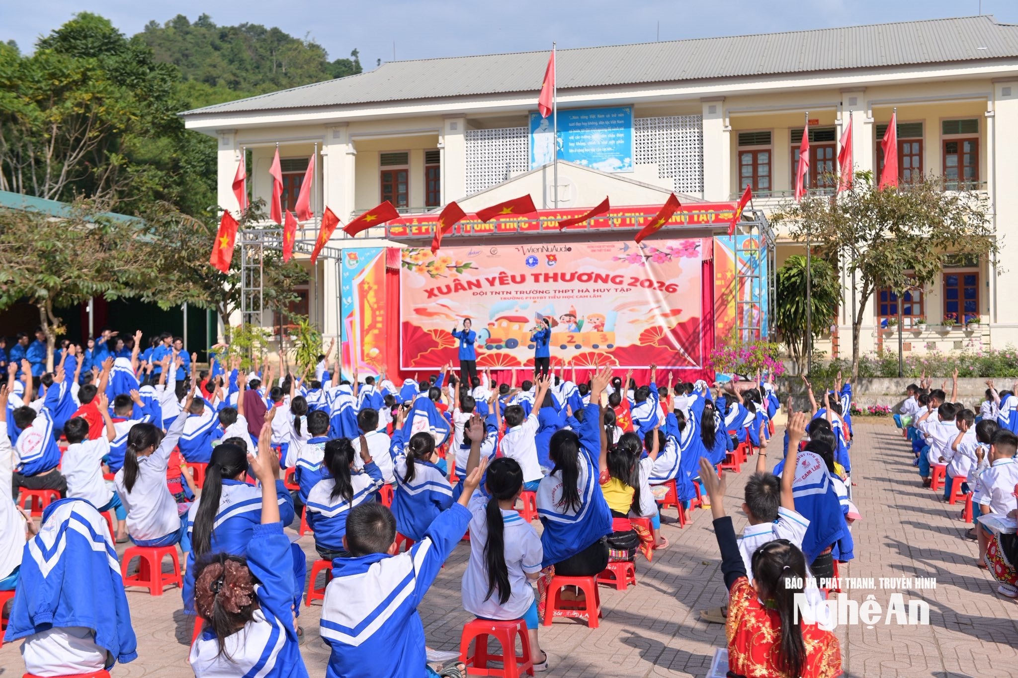 Đội thanh niên tình nguyện Trường THPT Hà Huy Tập đem Xuân yêu thương đến với học sinh Cam Lâm. Ảnh - NTCC
