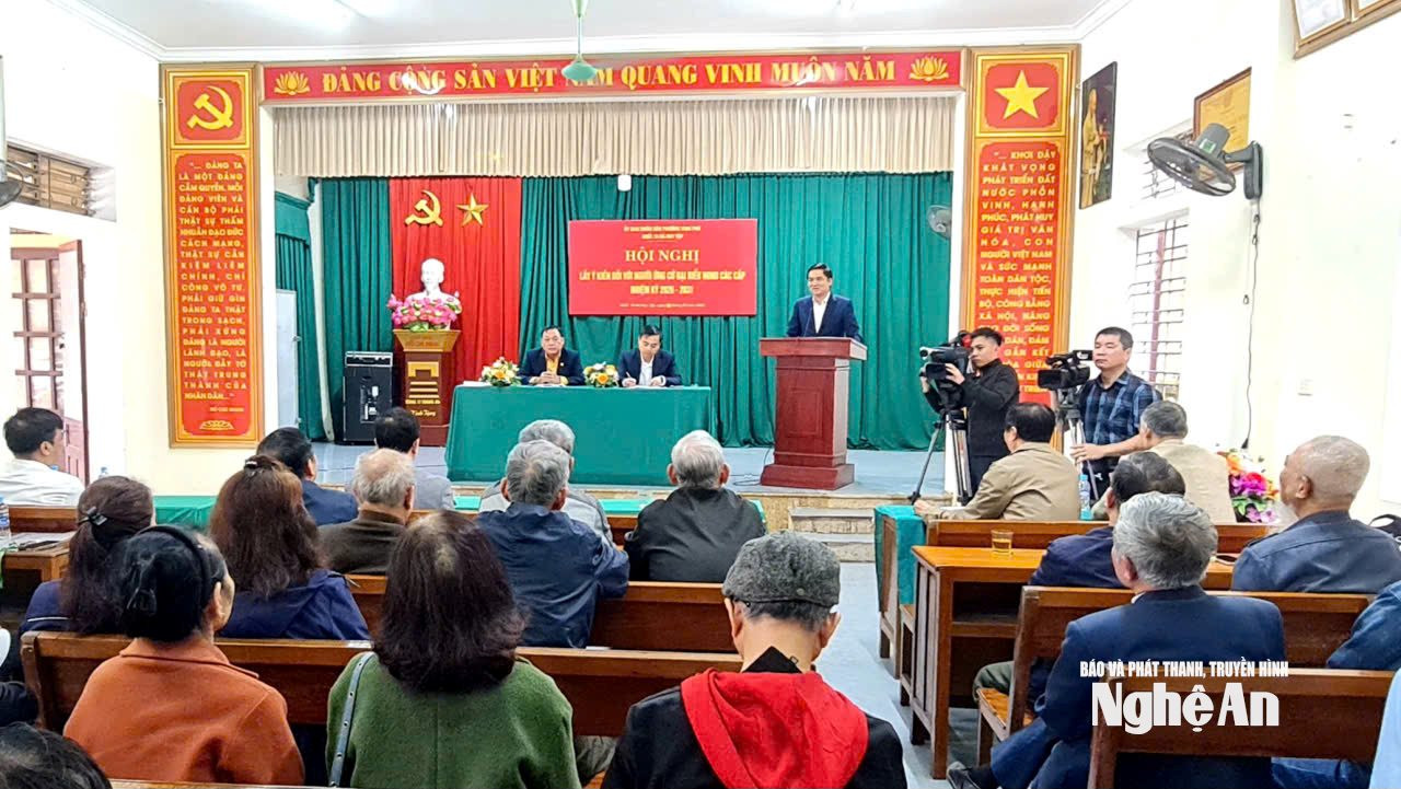 Đồng chí Hoàng Nghĩa Hiếu - Phó bí thư Thường trực Tỉnh ủy, Chủ tịch HĐND tỉnh phát biểu cảm ơn những ý kiến nhận xét, góp ý thẳng thắn, trách nhiệm của các cử tri. Ảnh Nguyễn Toàn